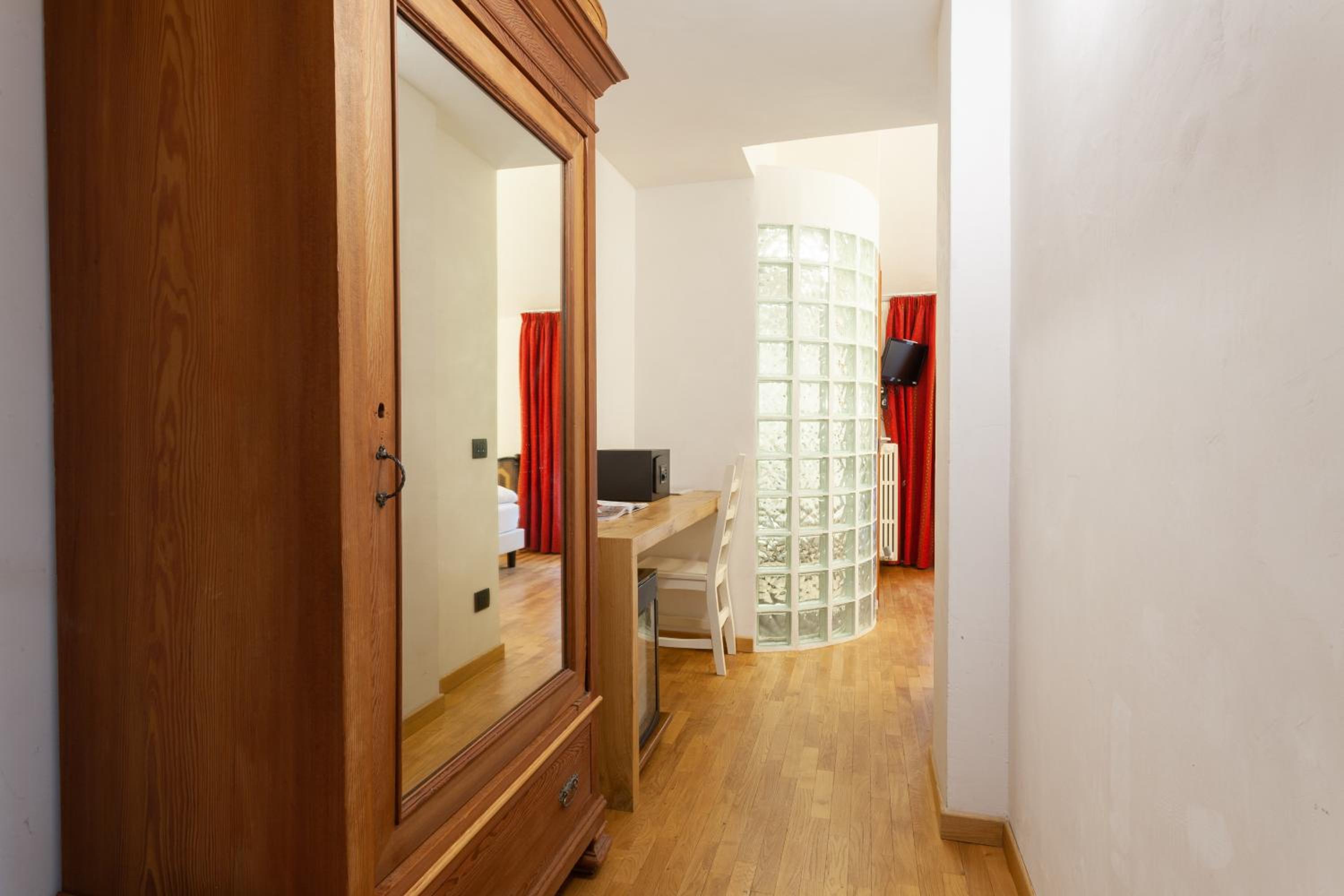 Large Single Room - Photo 2