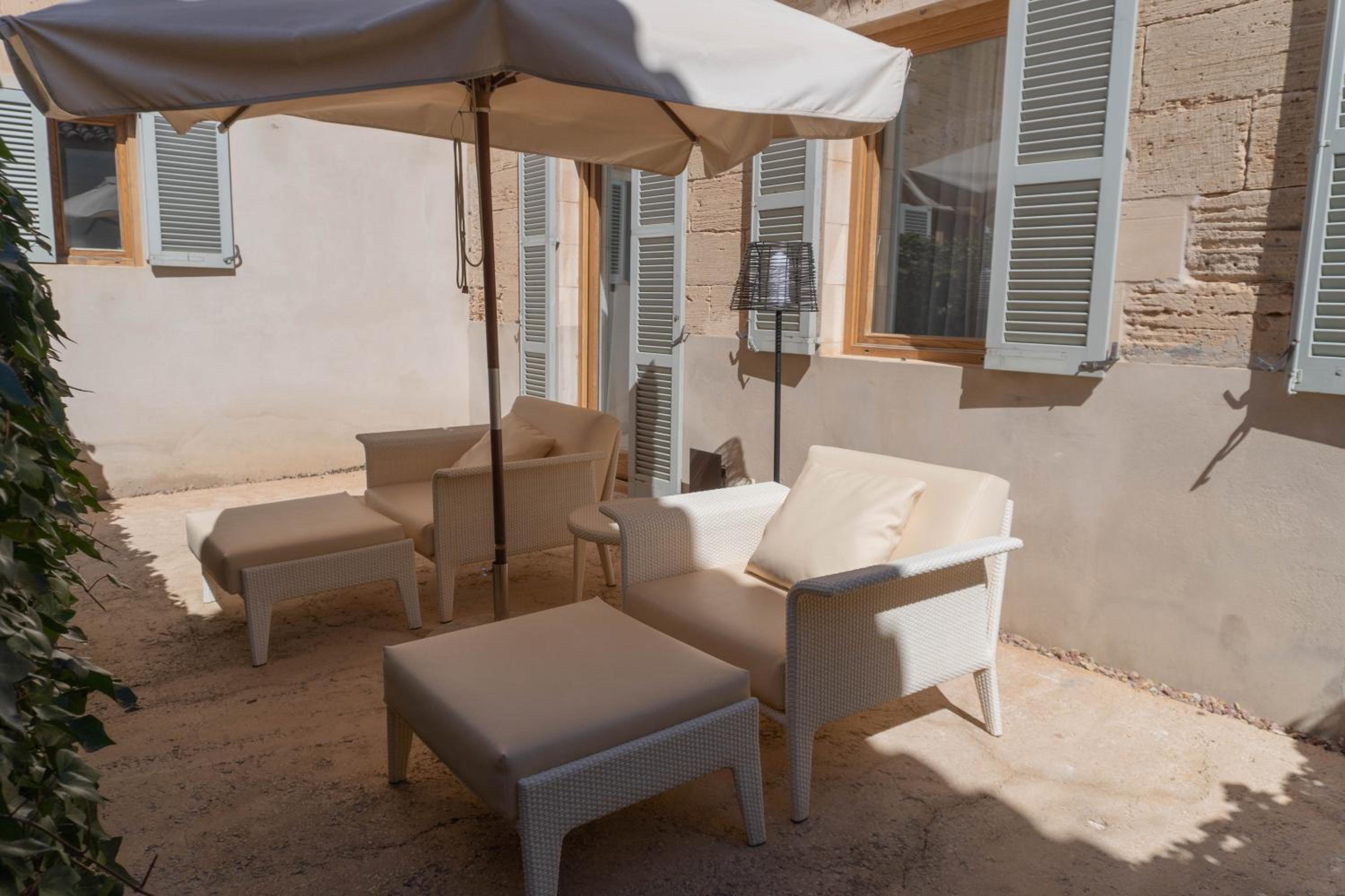 Deluxe Double Room with Private Courtyard photo 2