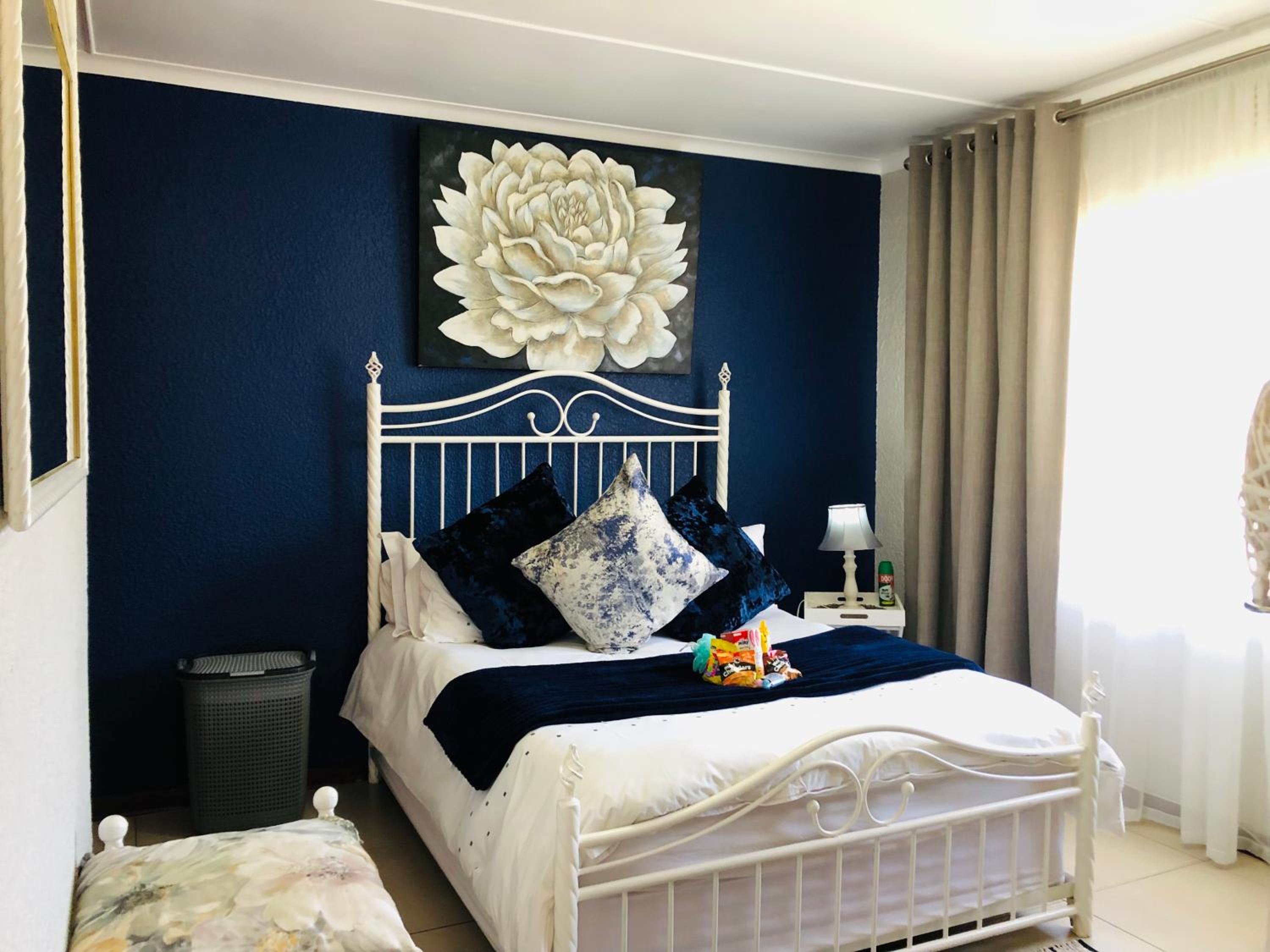 Queen Room photo 2
