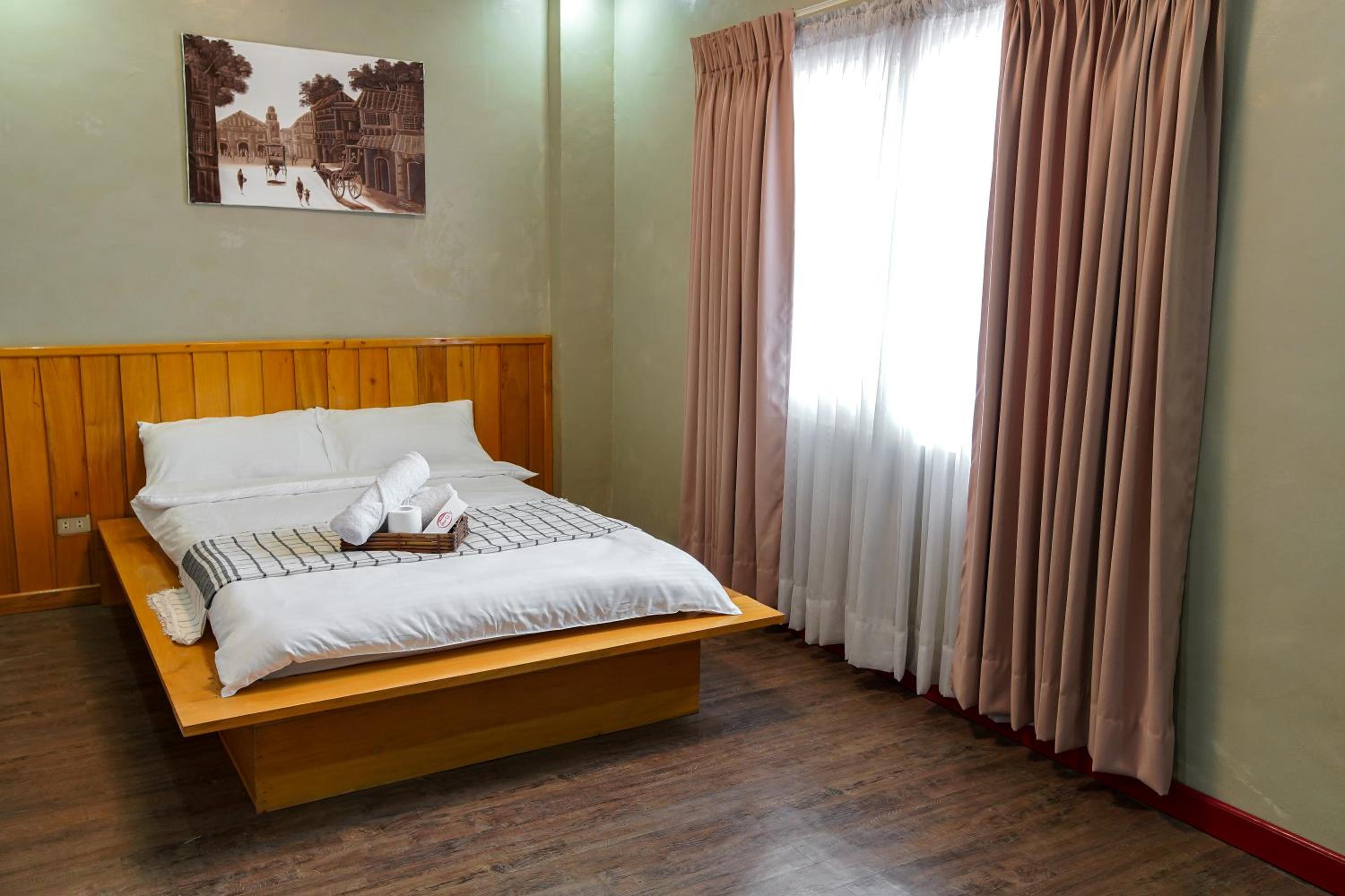 Deluxe Double Room (2 Adults + 1 Child) - Photo 9