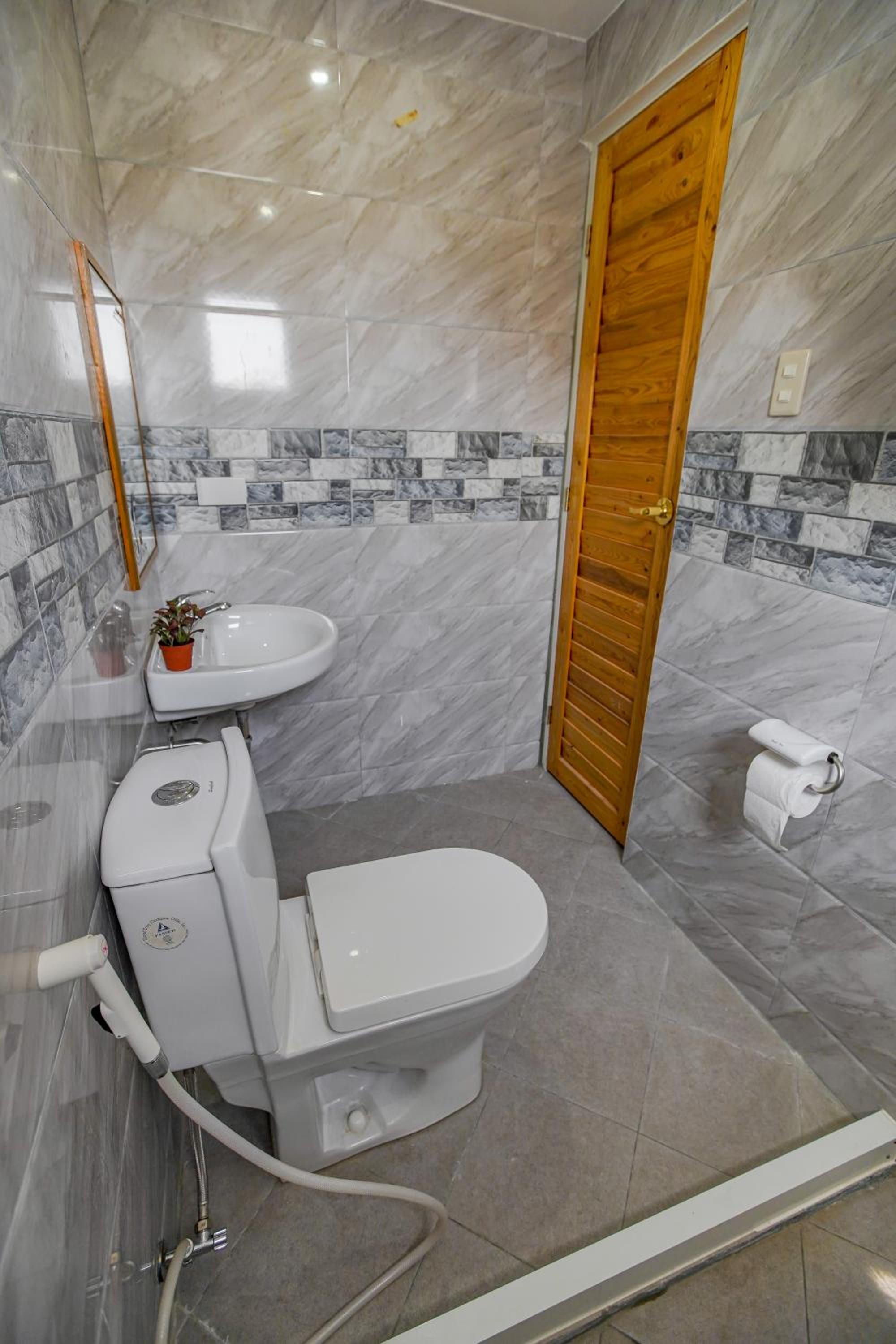 Deluxe Family Suite - Photo 12