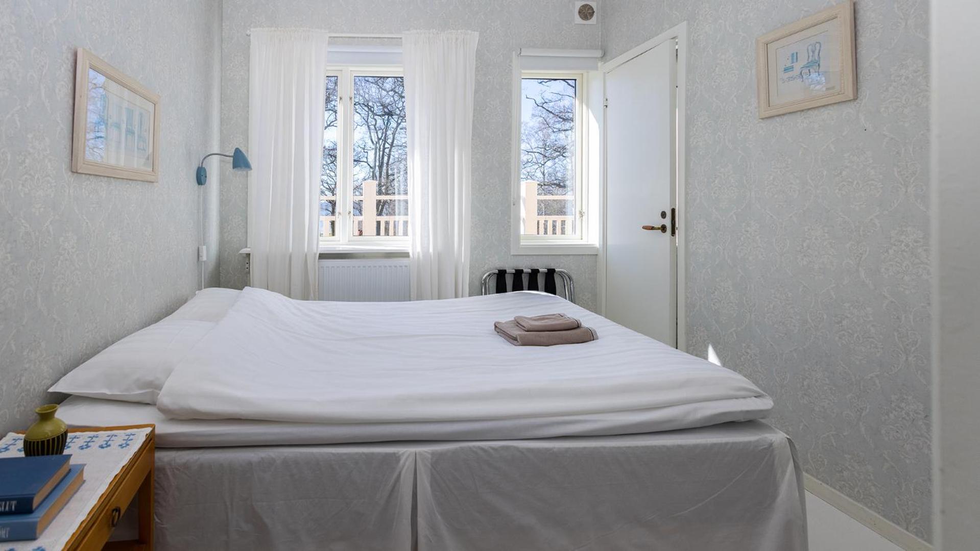 Queen Room (55 in bed) with Shared Shower