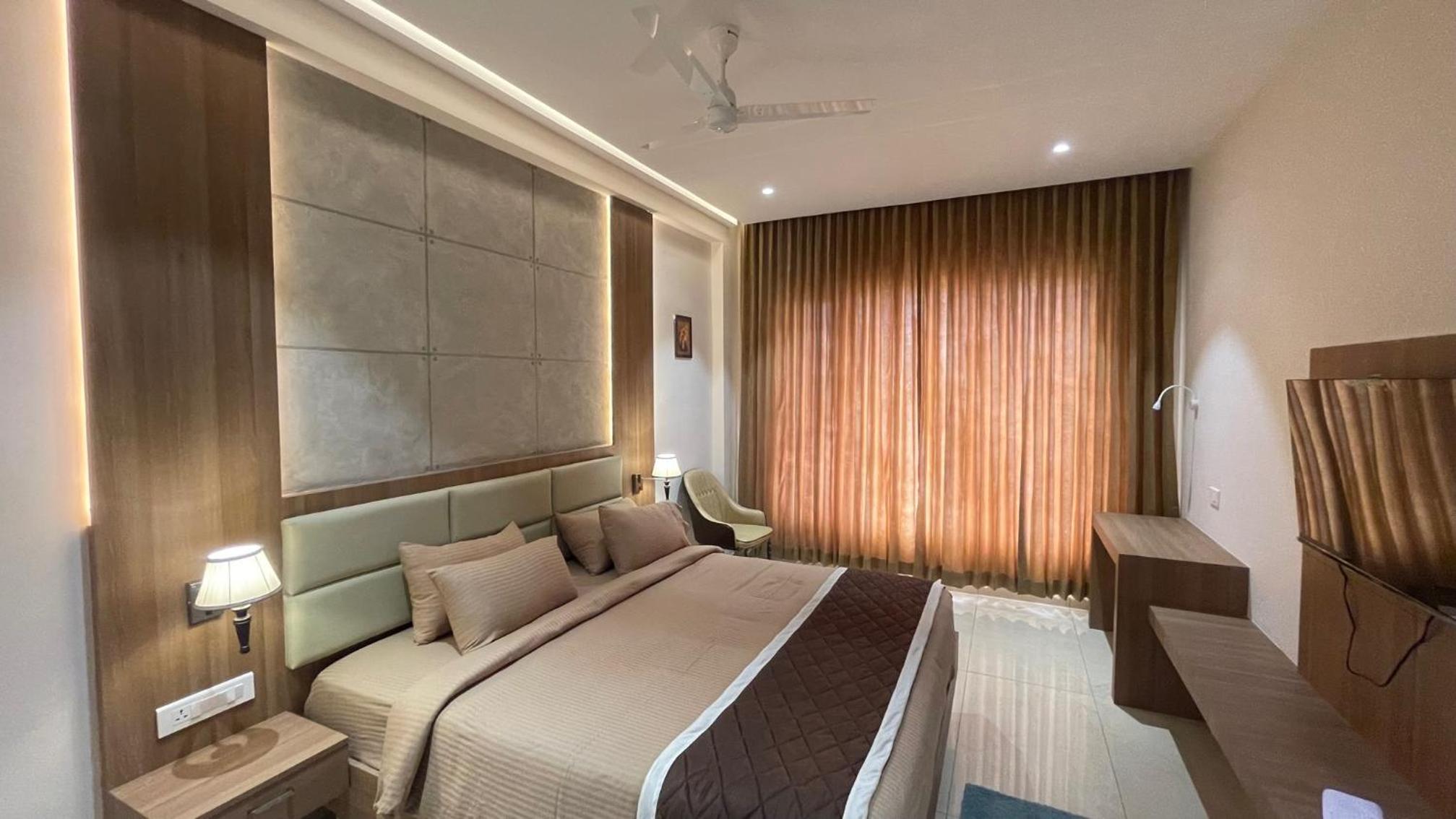Deluxe Double Room (2 Adults + 1 Child)