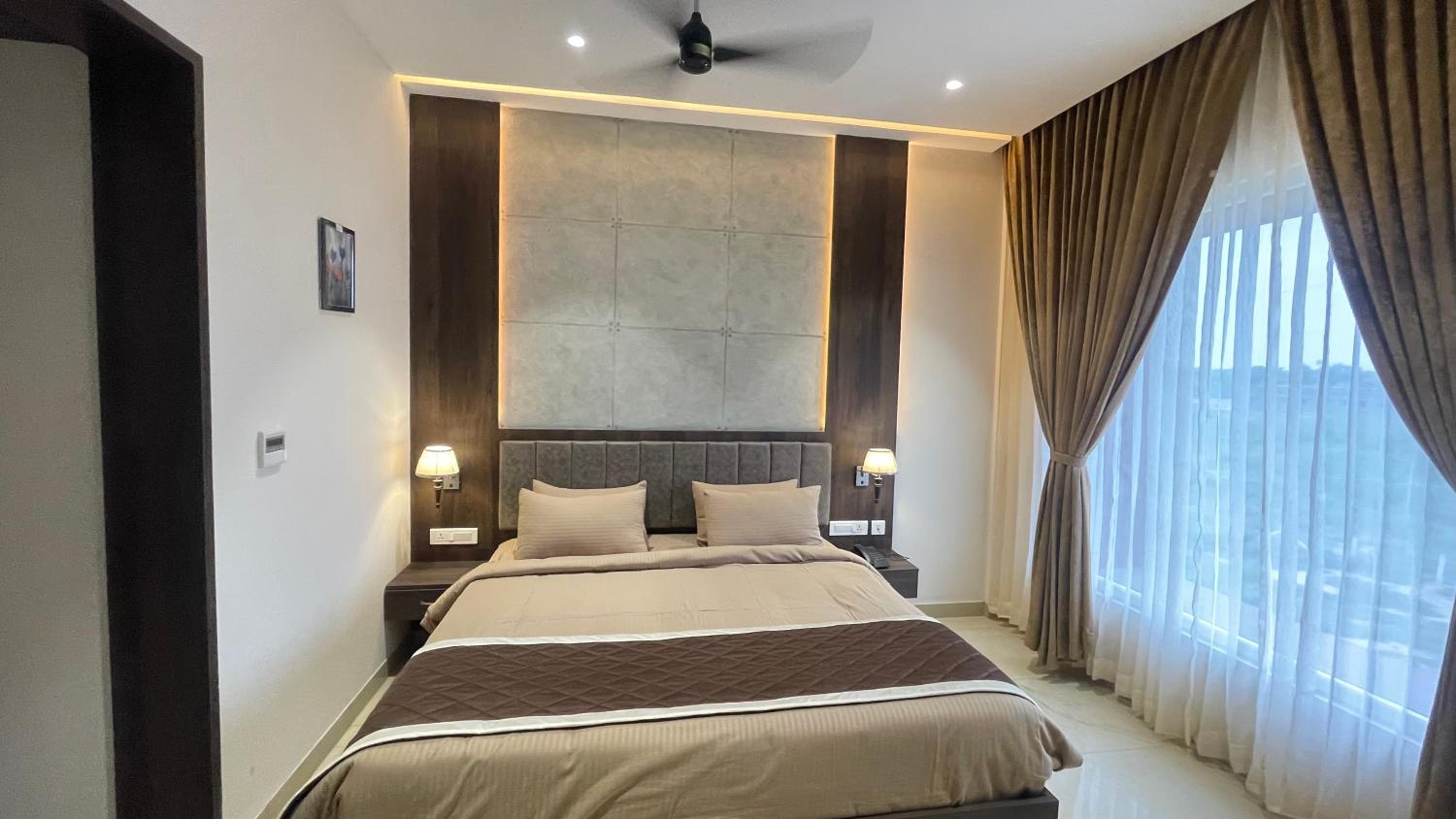 Deluxe Double Room (2 Adults + 1 Child) photo 3