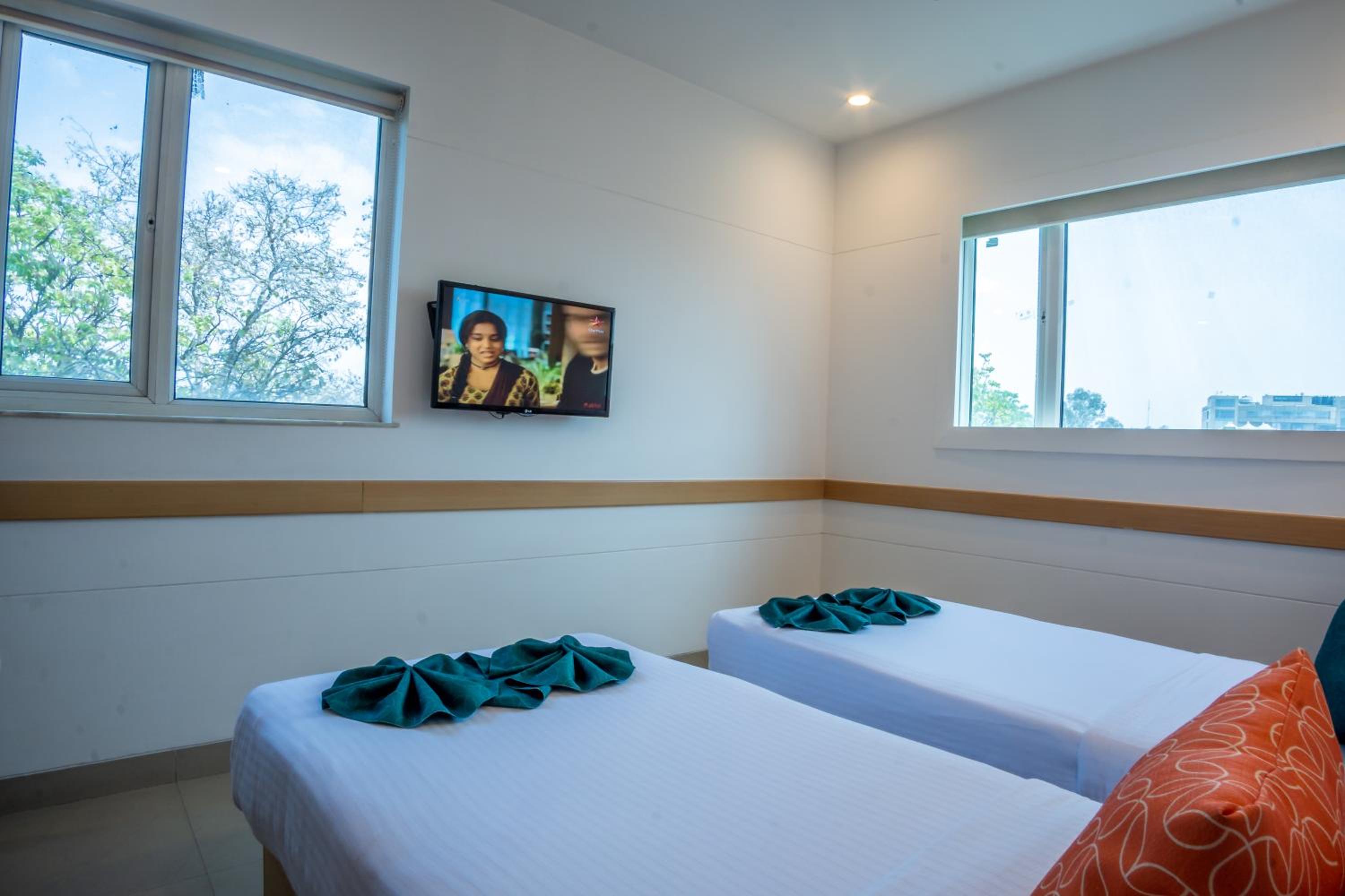 Premium City View (Large Bed) - Photo 16