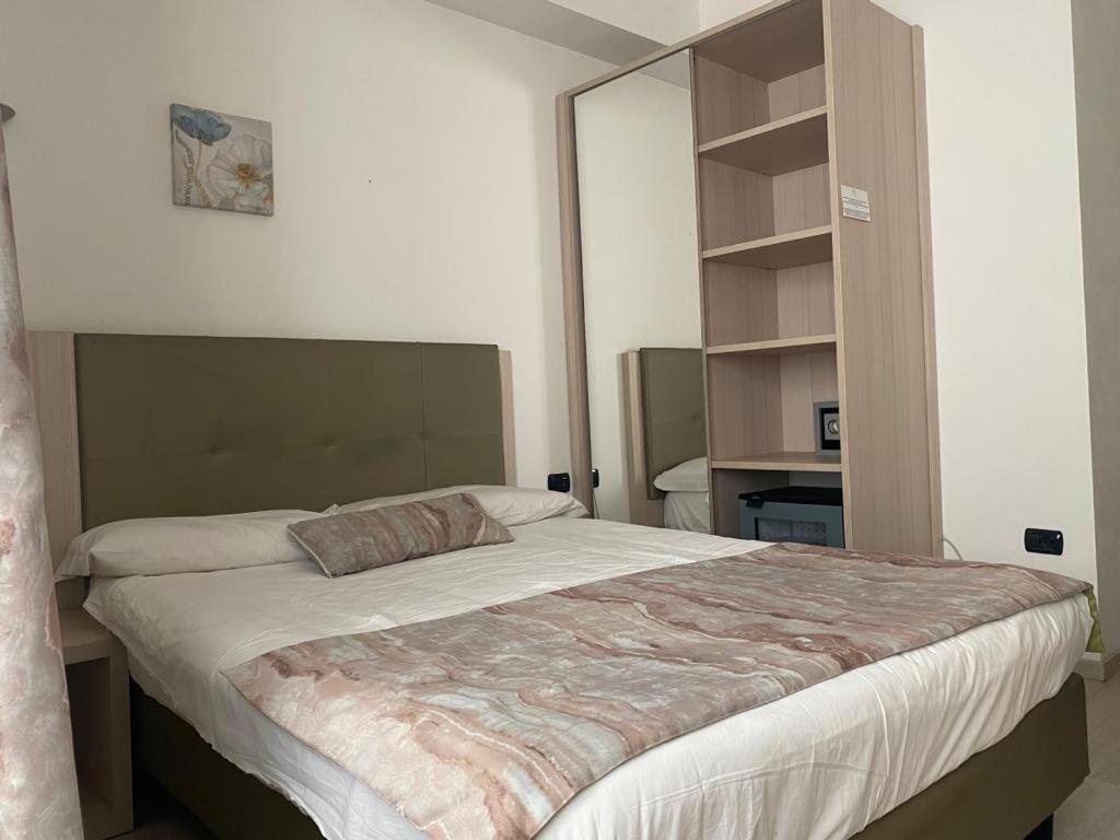 Small Double Room - Photo 10