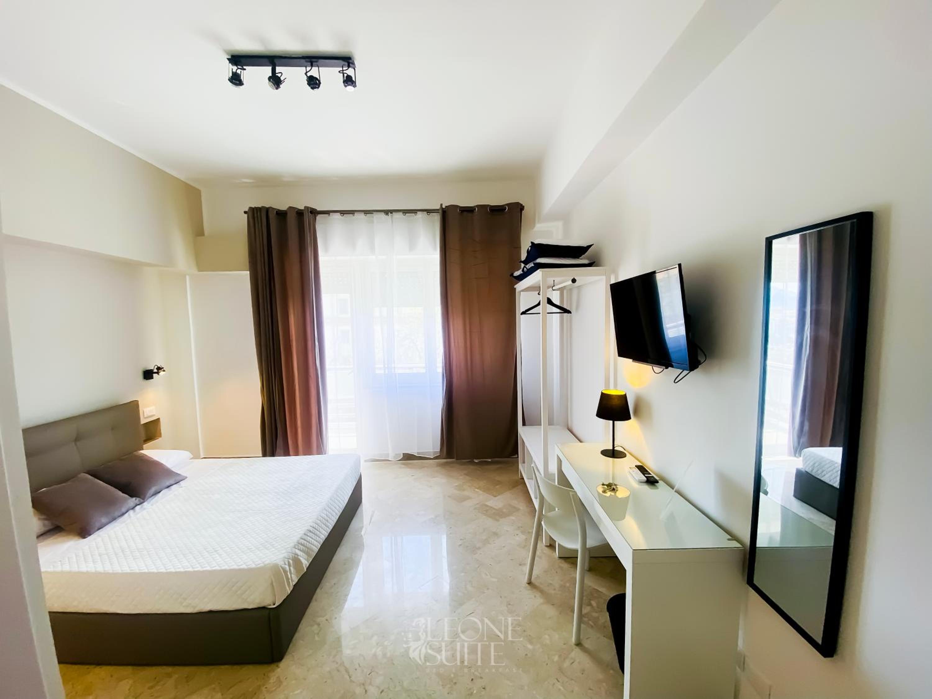 Deluxe Double Room with Balcony and Sea View - Photo 1