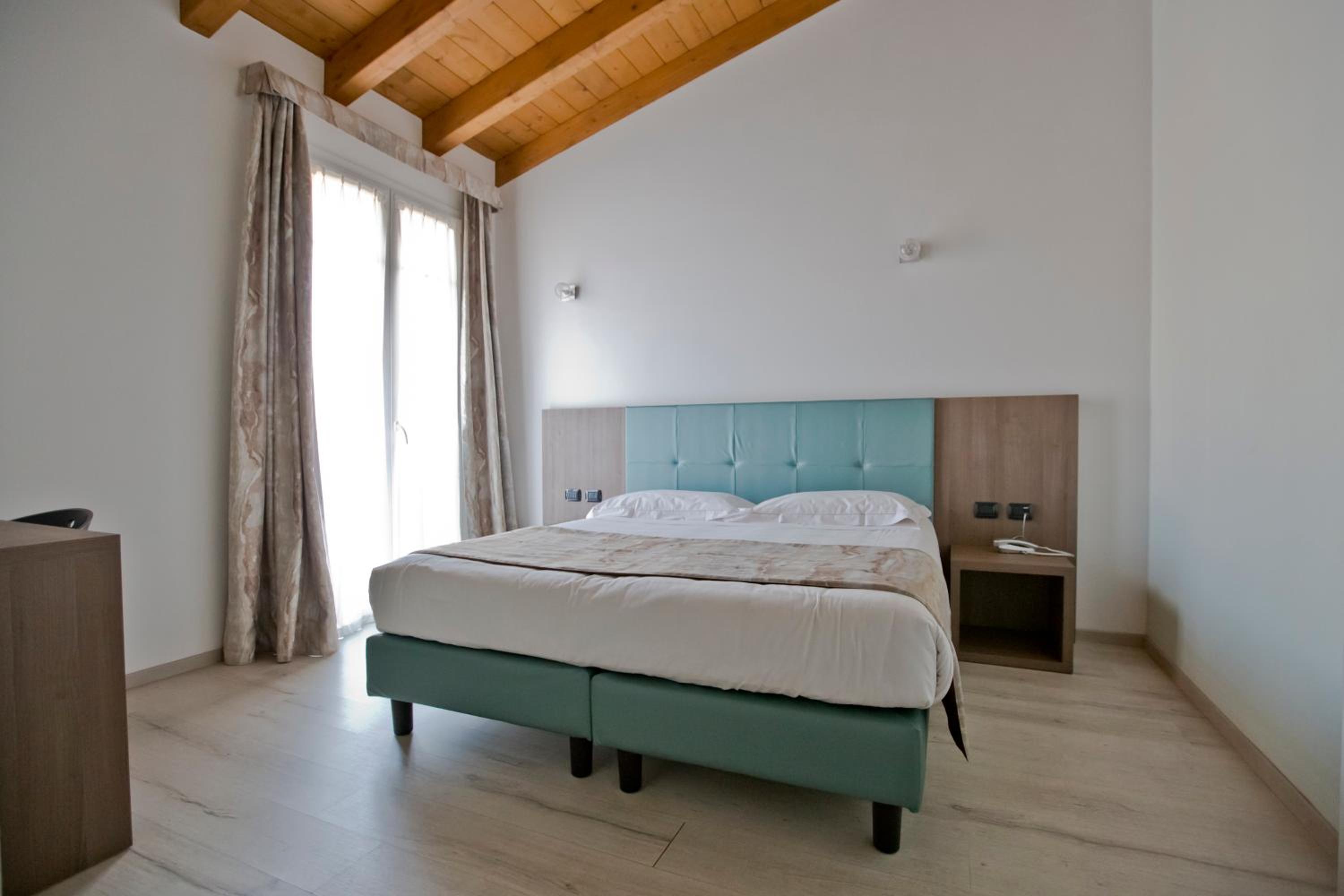 Standard Double Room - Photo 8