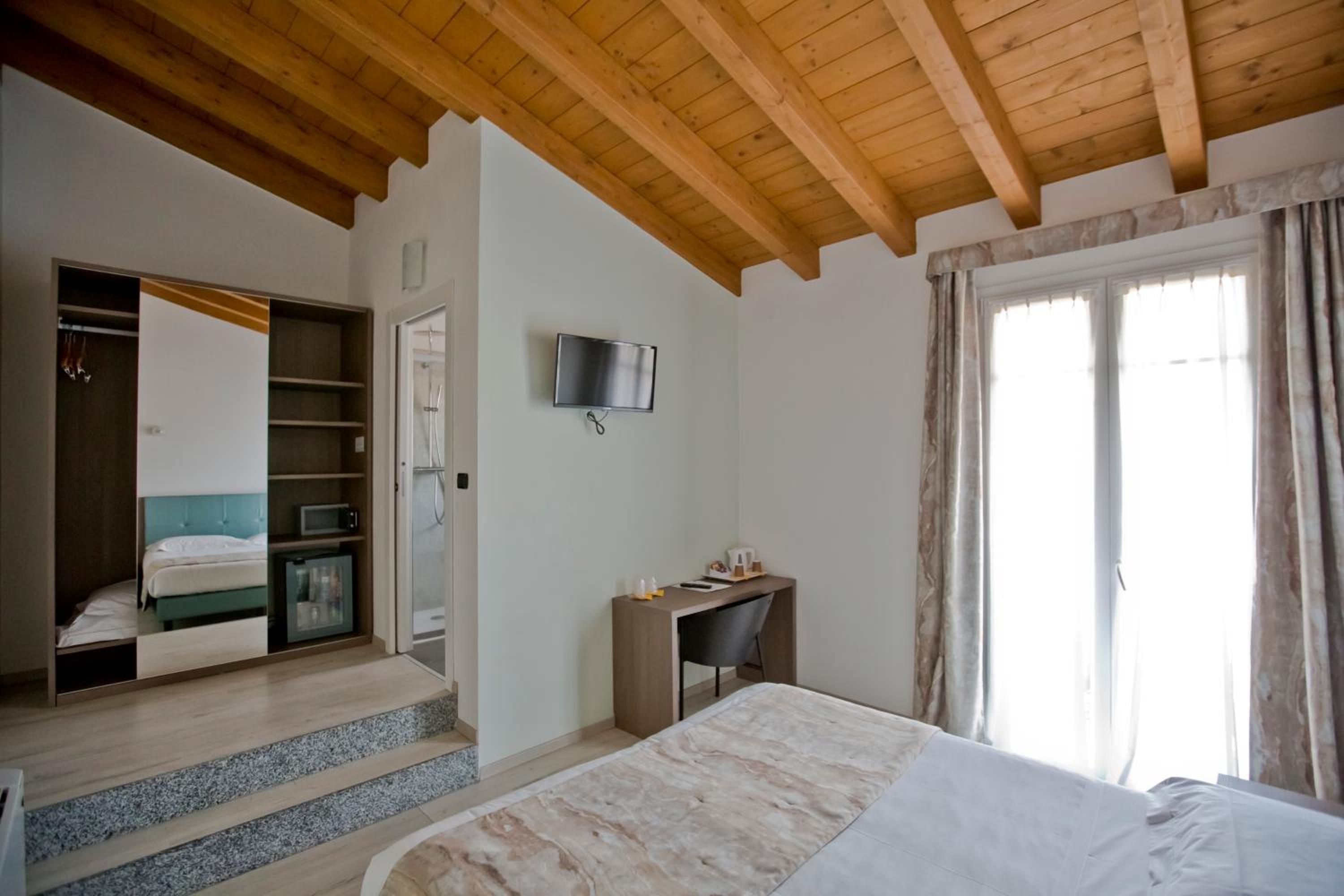 Standard Double Room - Photo 12