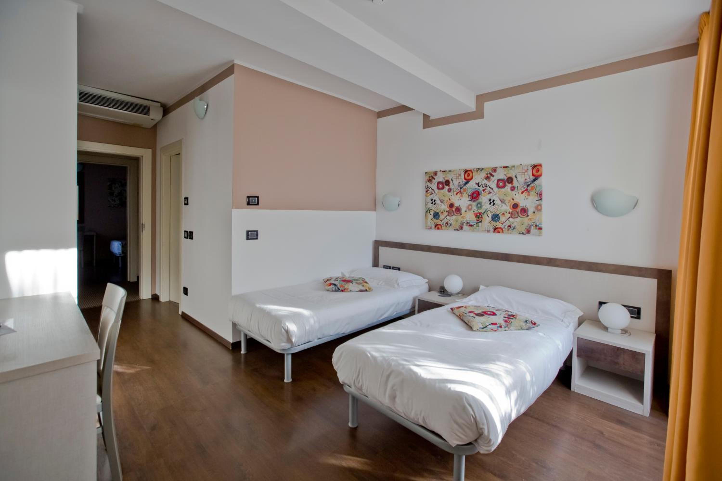 Standard Double Room - Photo 13