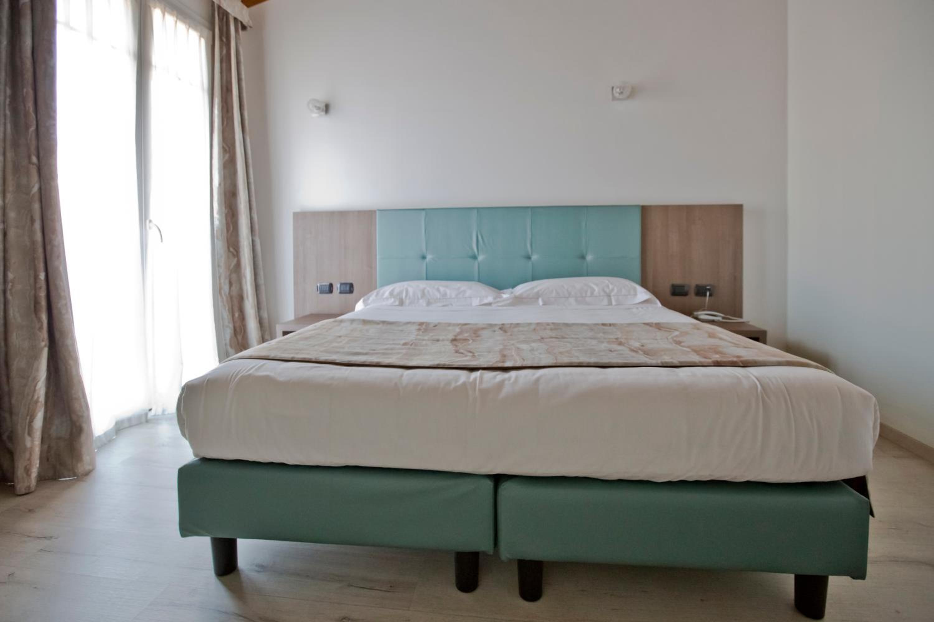 Standard Double Room - Photo 5