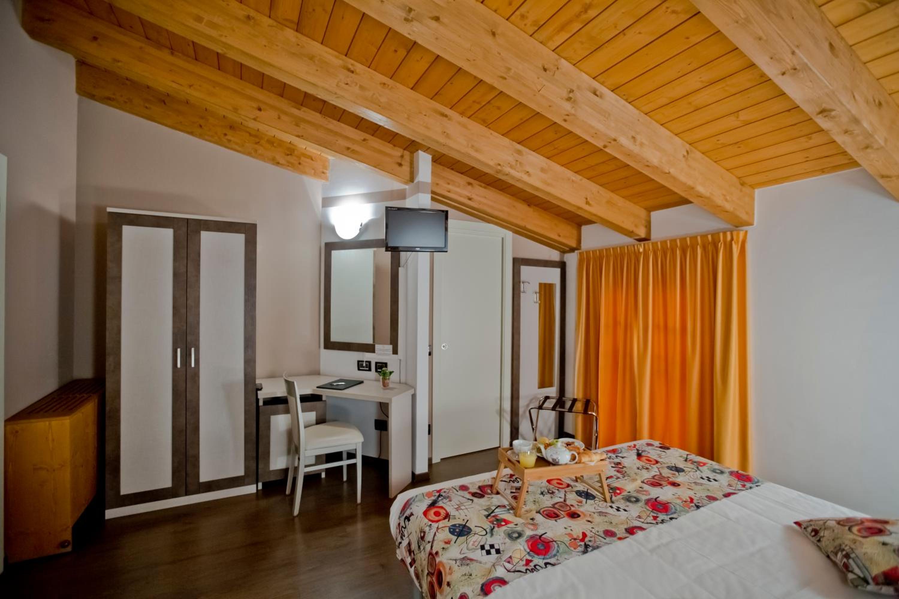 Standard Double Room - Photo 14