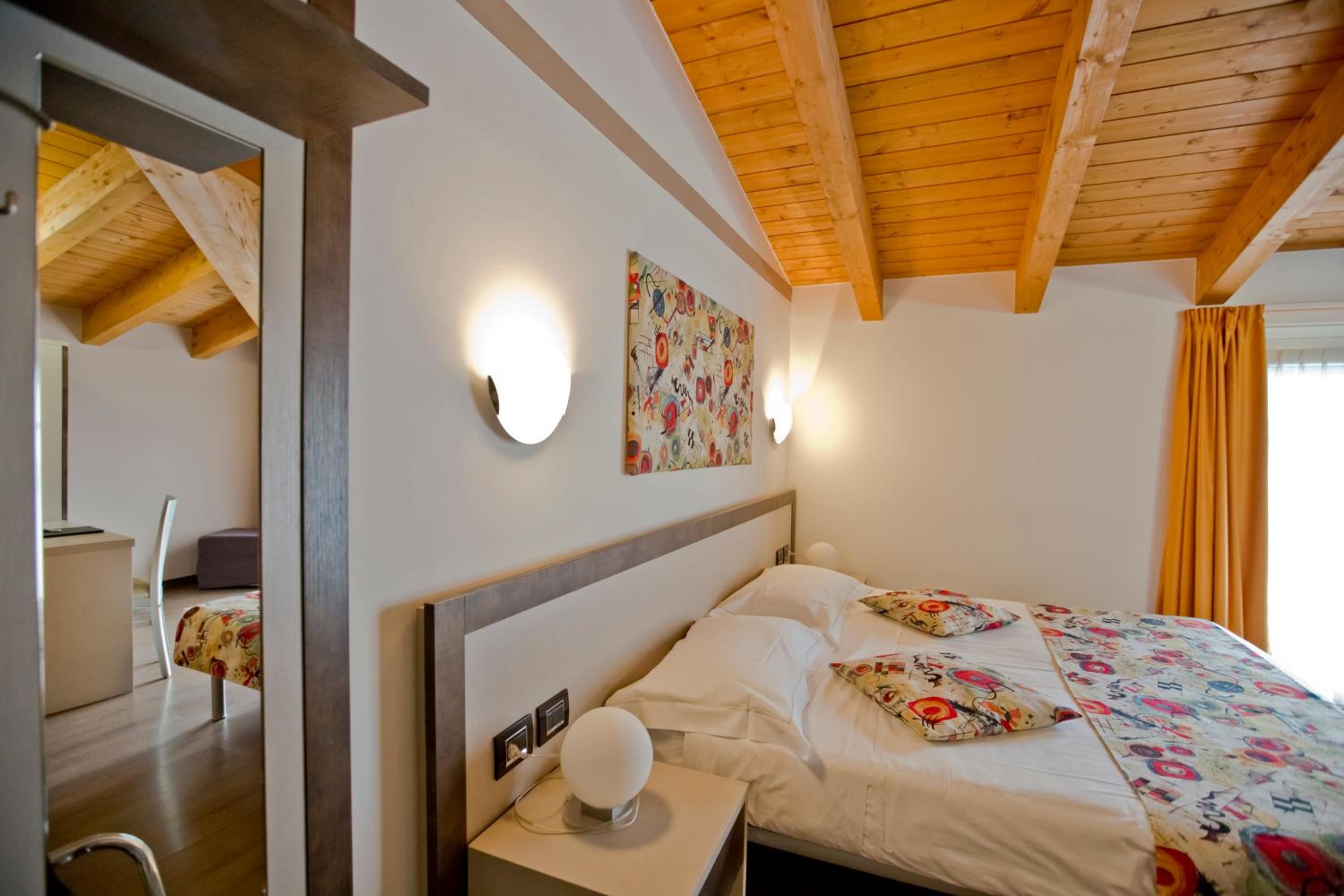 Standard Double Room - Photo 15