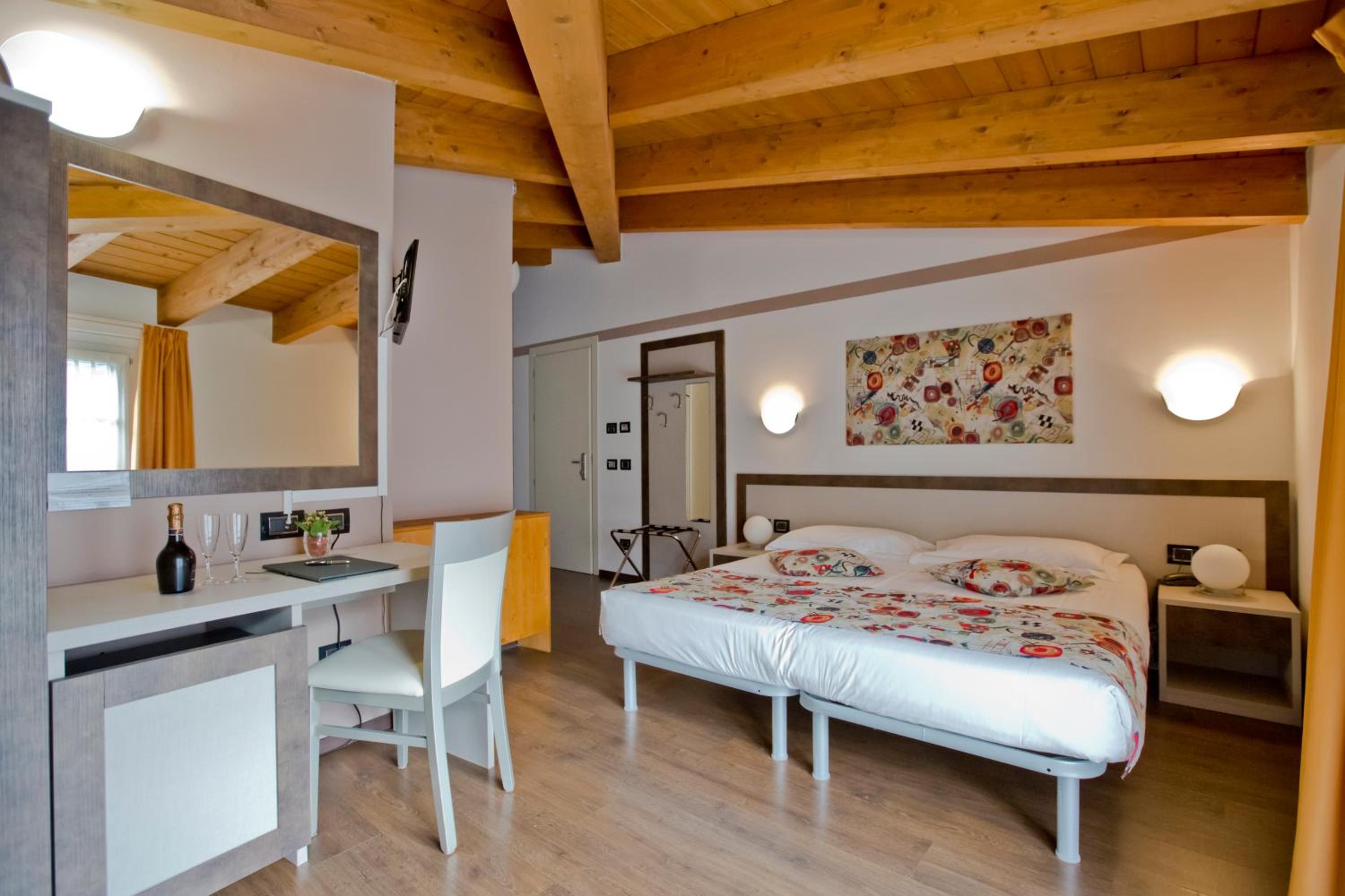 Standard Double Room - Photo 16