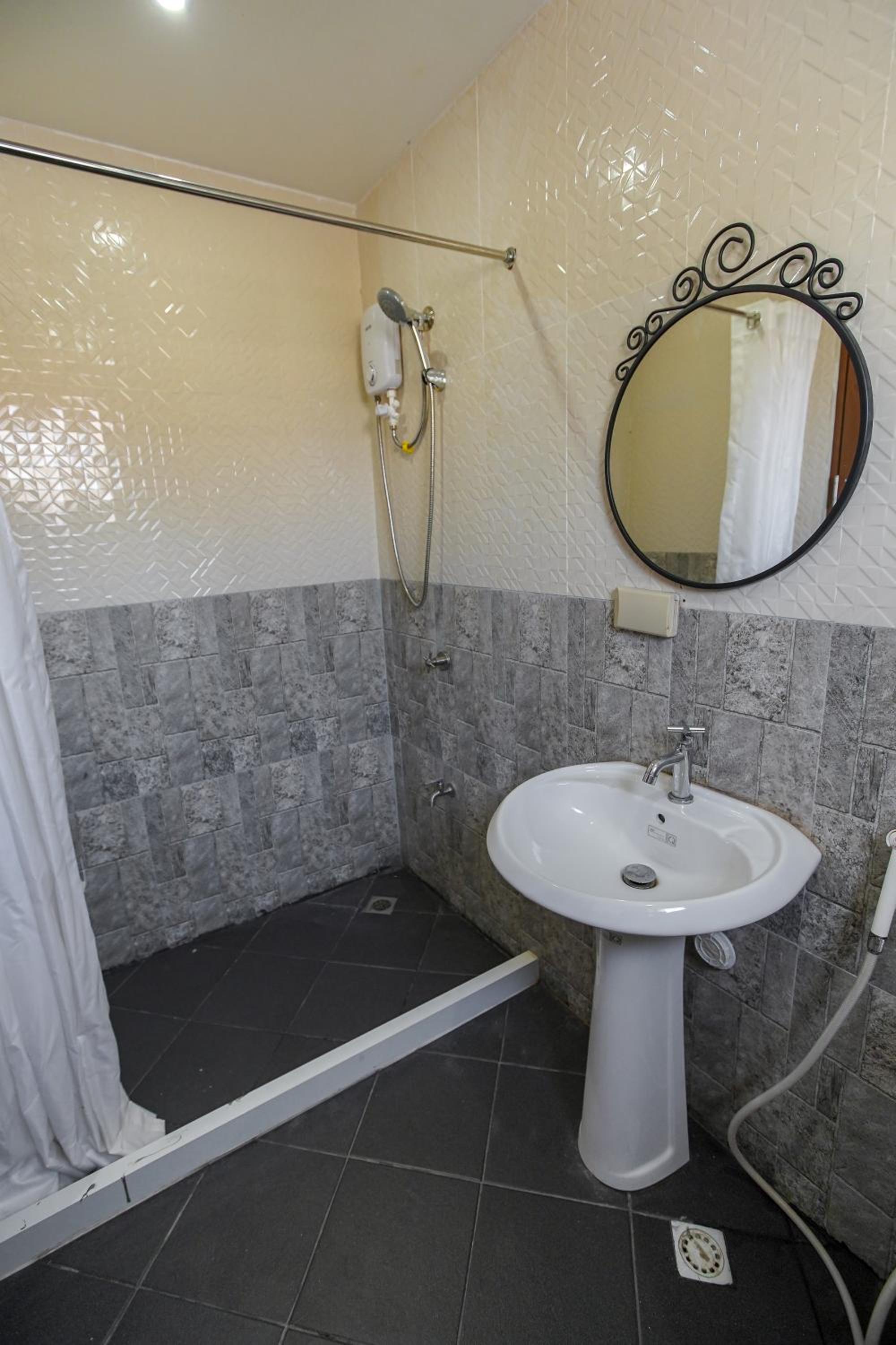 Deluxe Double Room (2 Adults + 1 Child) - Photo 3