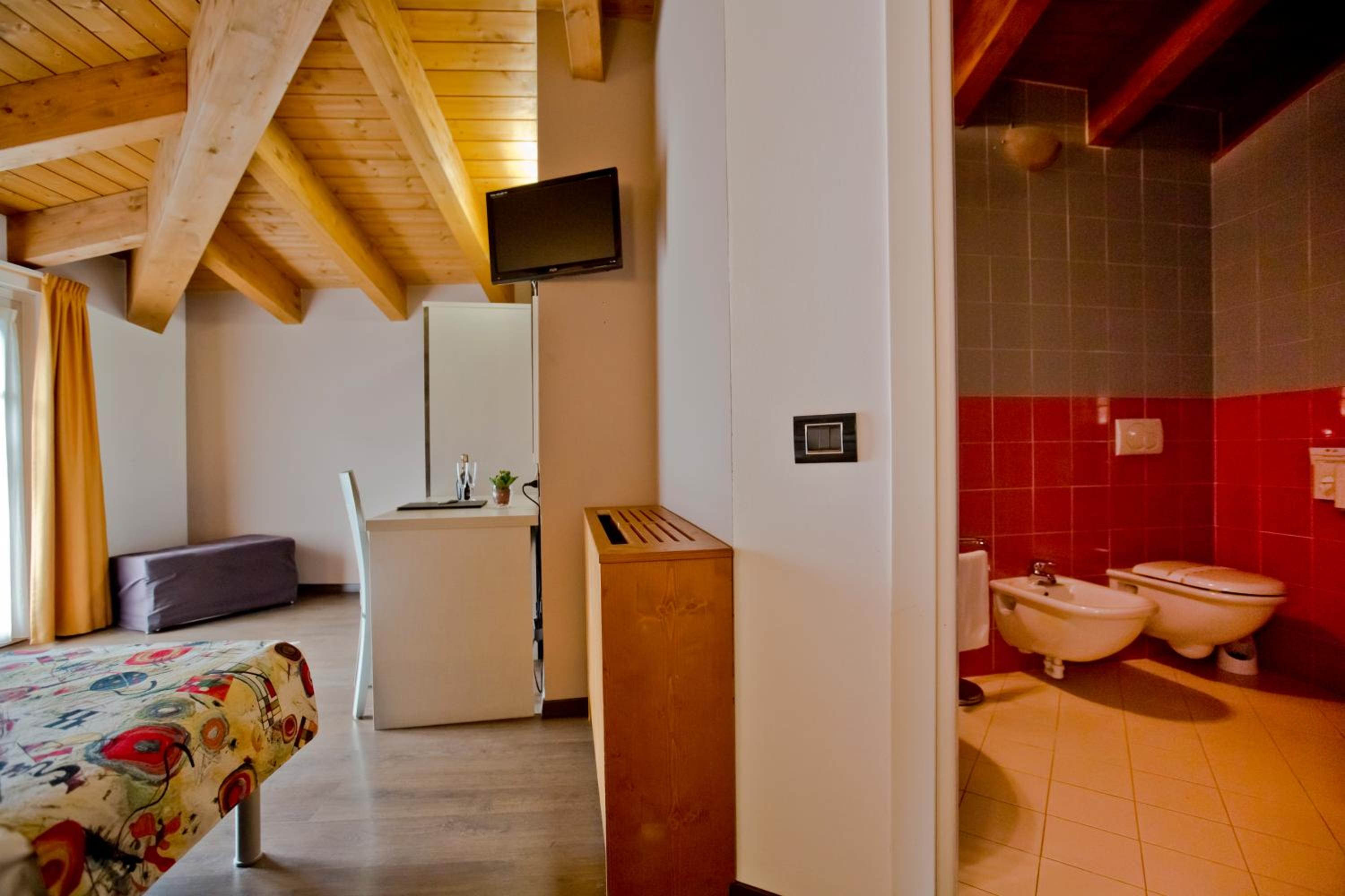 Large Double Room - Photo 5