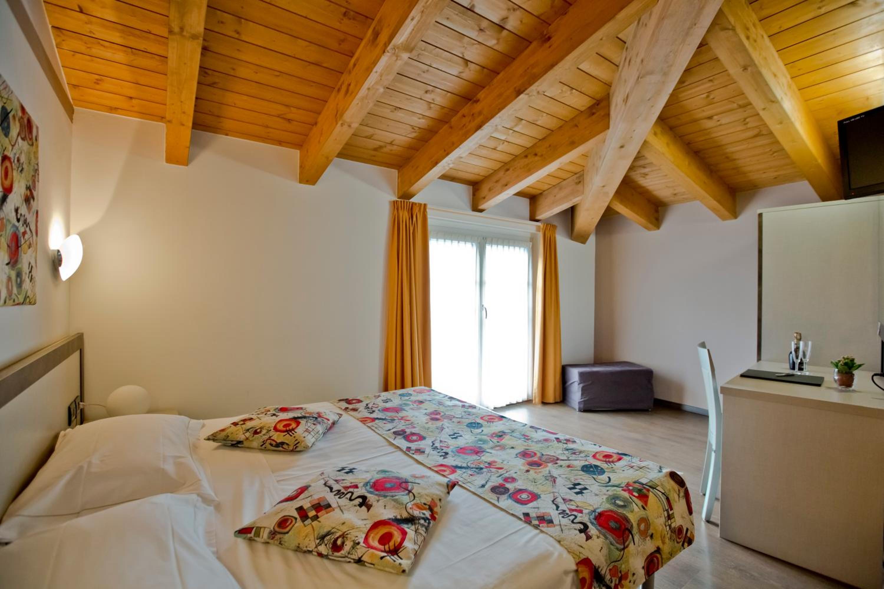 Large Double Room - Photo 1