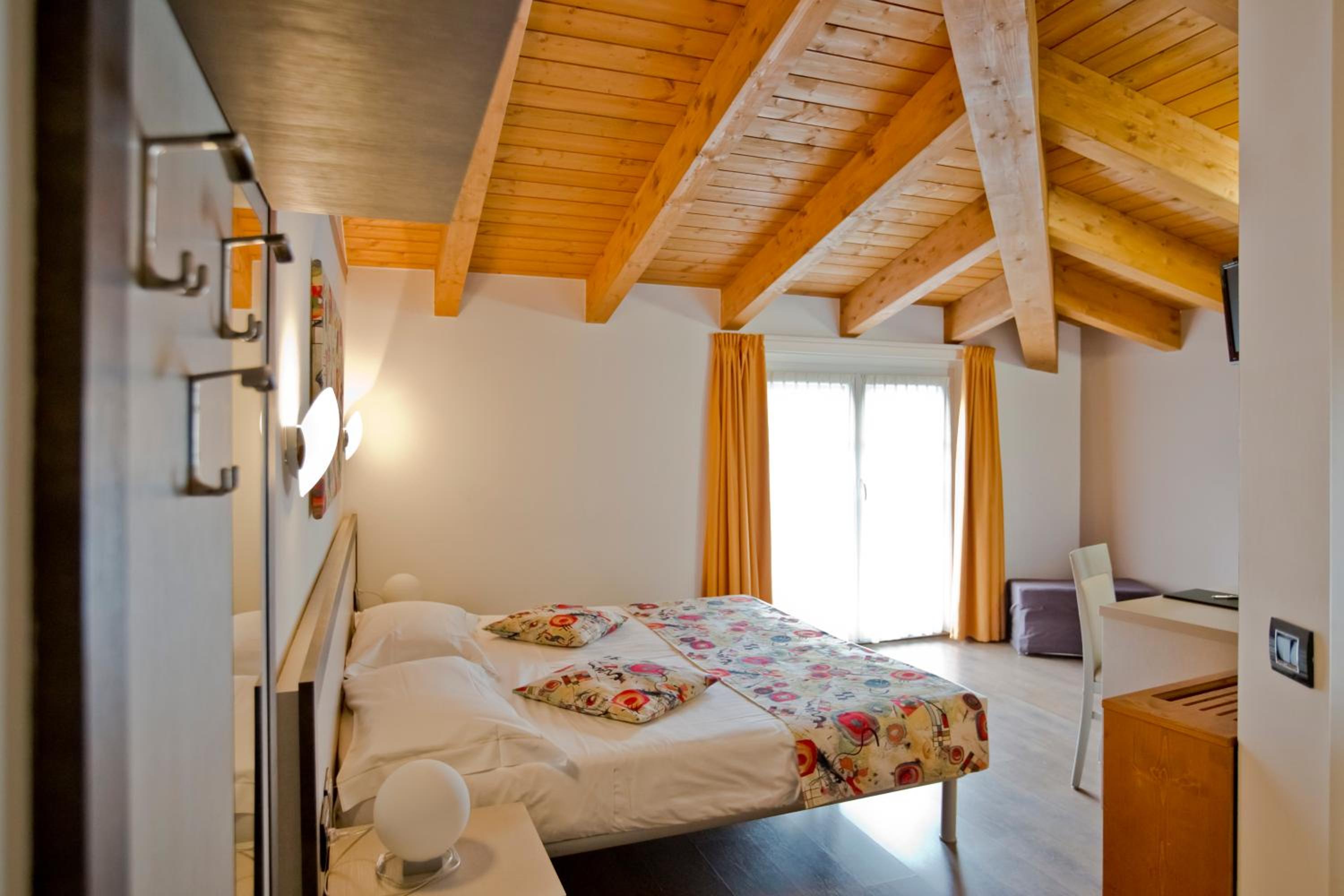 Large Double Room - Photo 3