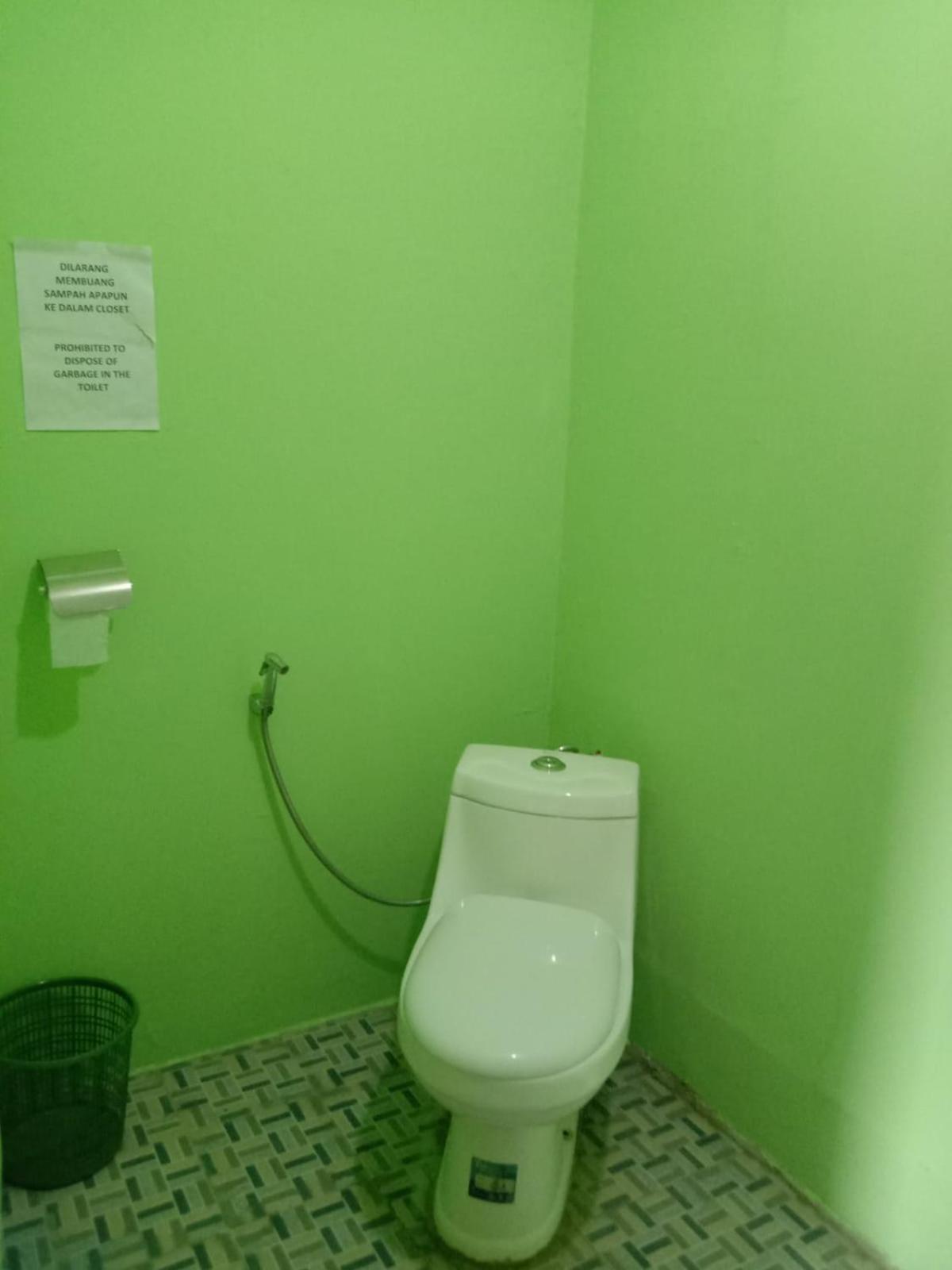 6-Bed Mixed Dormitory Room With Ac And Fan photo 2