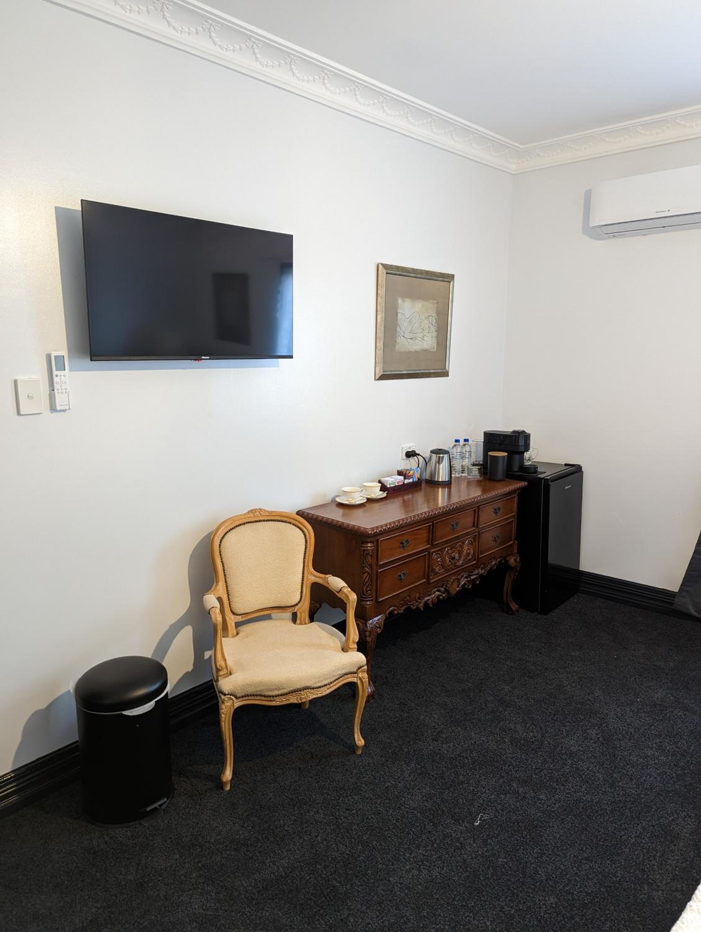 Twin Room with Private Bathroom - Photo 7