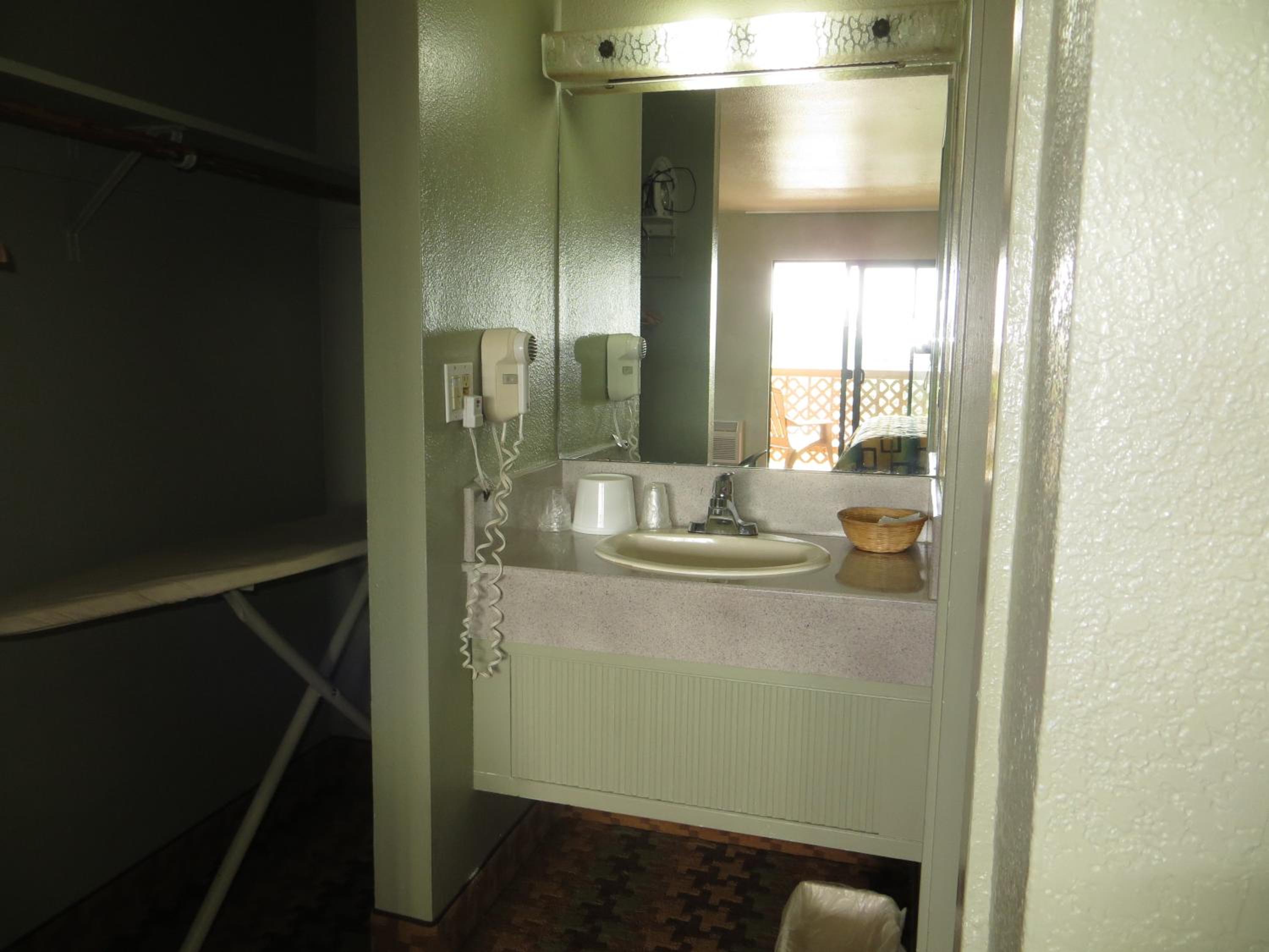 Standard Queen Room with Two Queen Beds - Photo 8