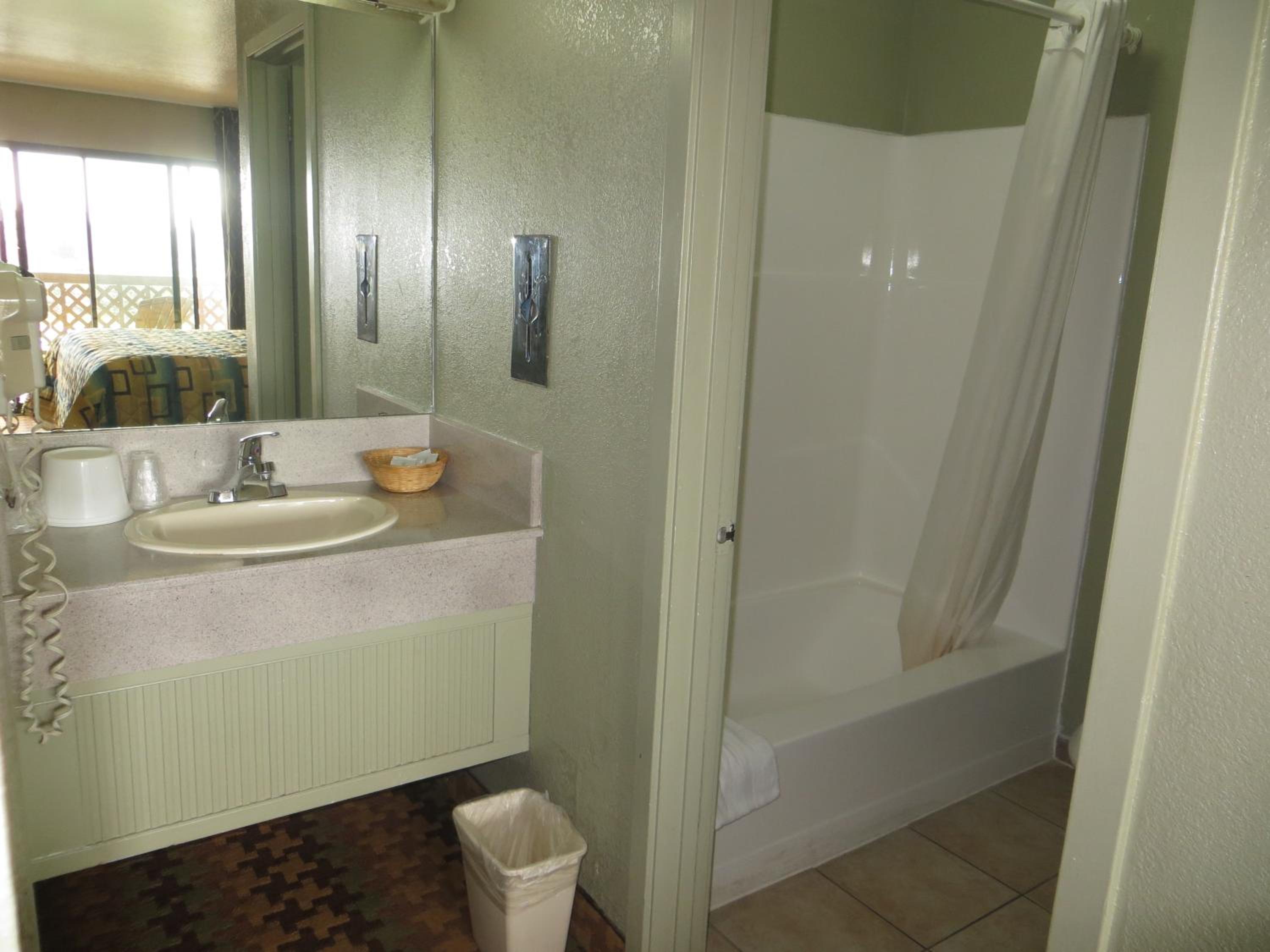 Standard Queen Room with Two Queen Beds - Photo 7