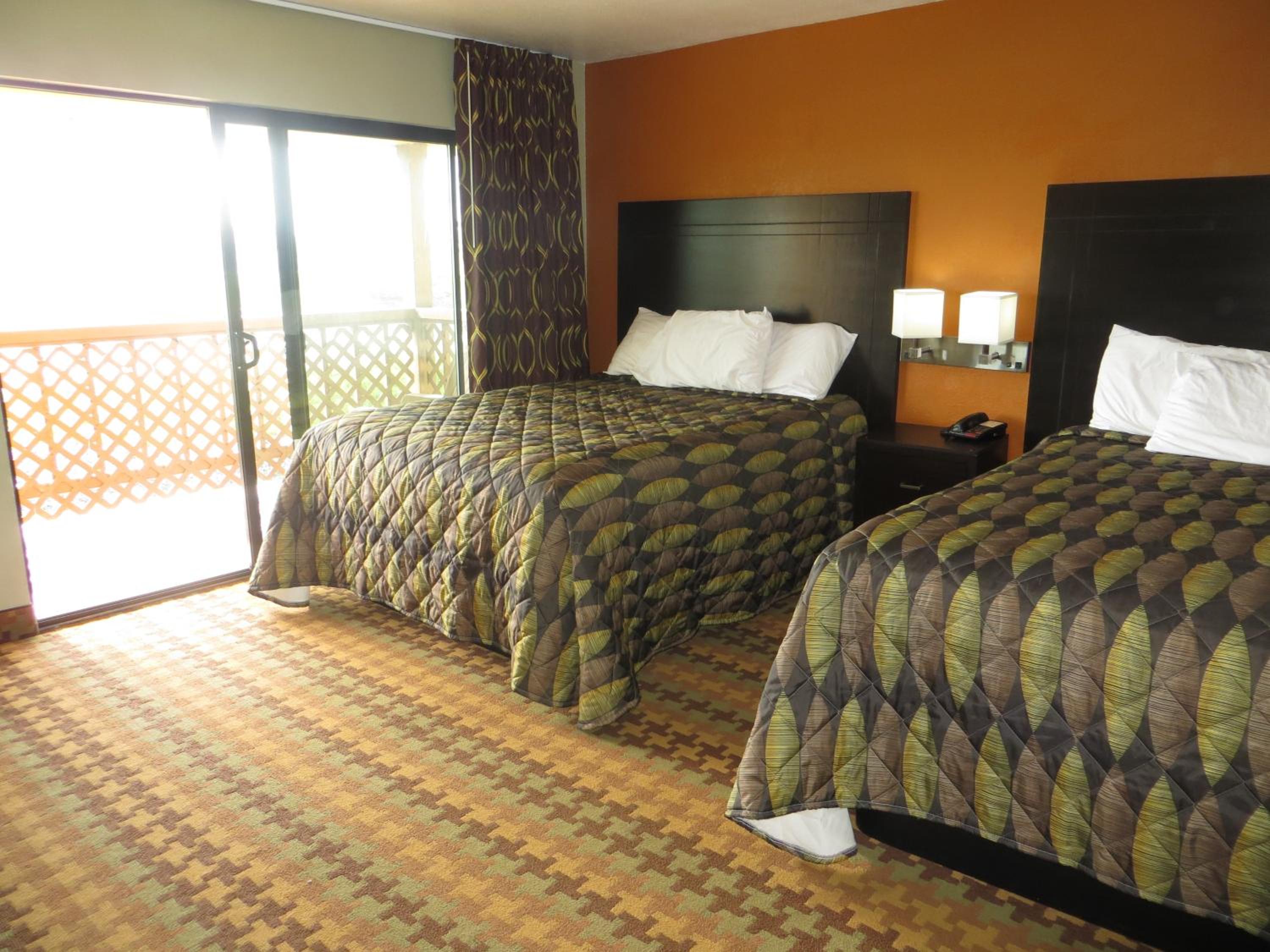 Standard Queen Room with Two Queen Beds - Photo 2