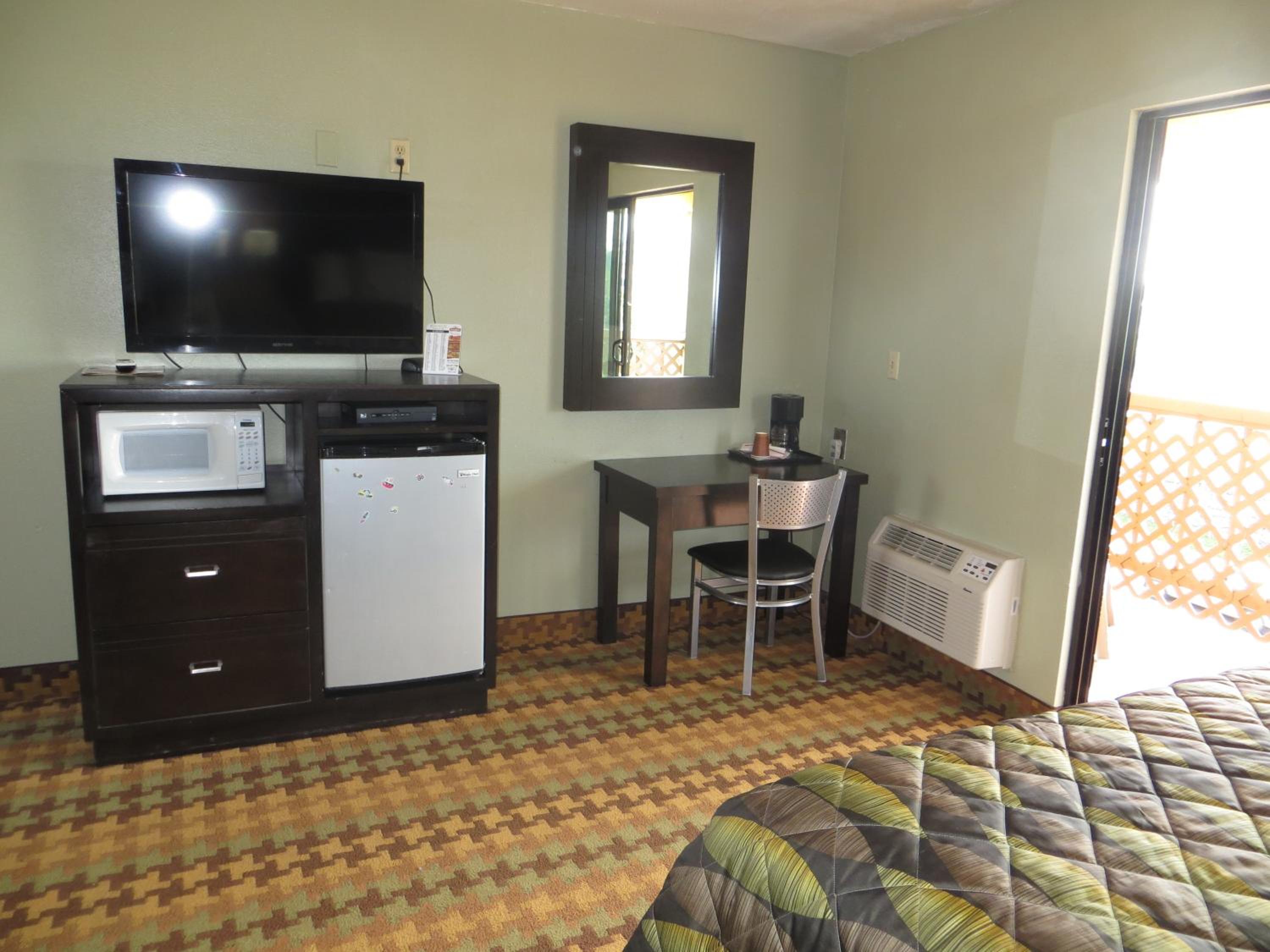Standard Queen Room with Two Queen Beds - Photo 9