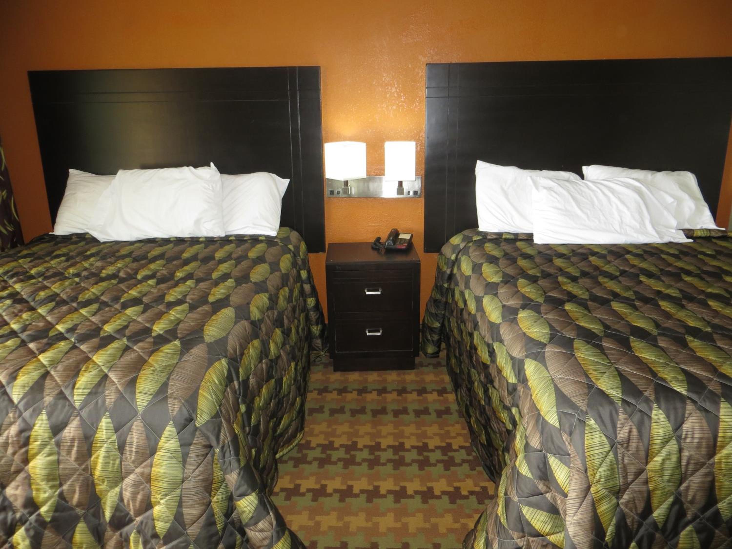 Standard Queen Room with Two Queen Beds - Photo 11