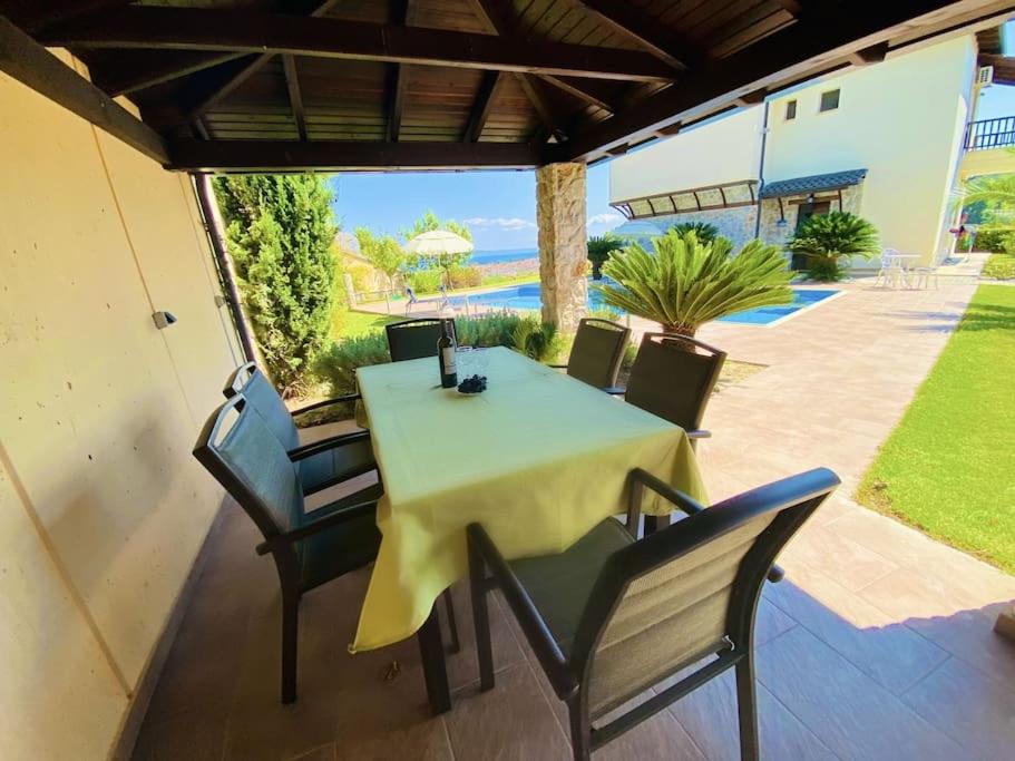 Three-Bedroom Villa photo 3