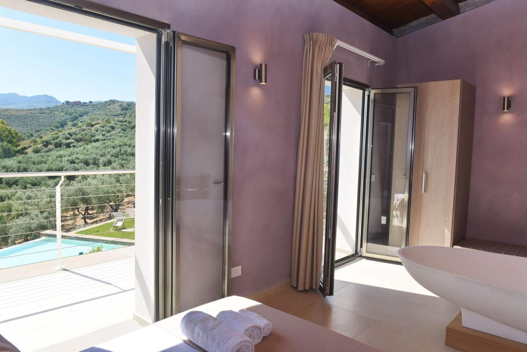 Quadruple Room with Sea View - Photo 17