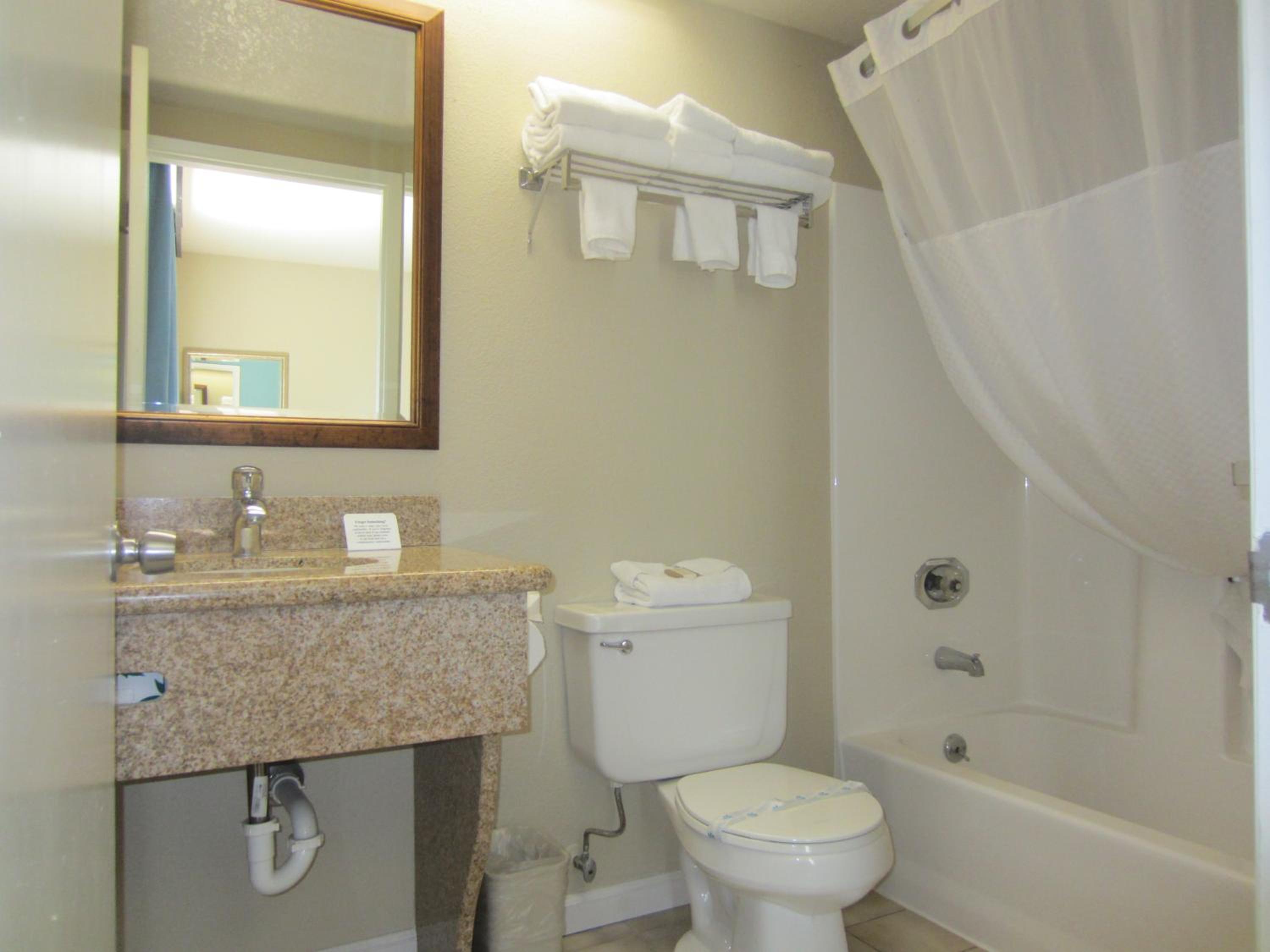 Business Room with Three Double Beds and Partial Ocean View - Non-Smoking photo 2