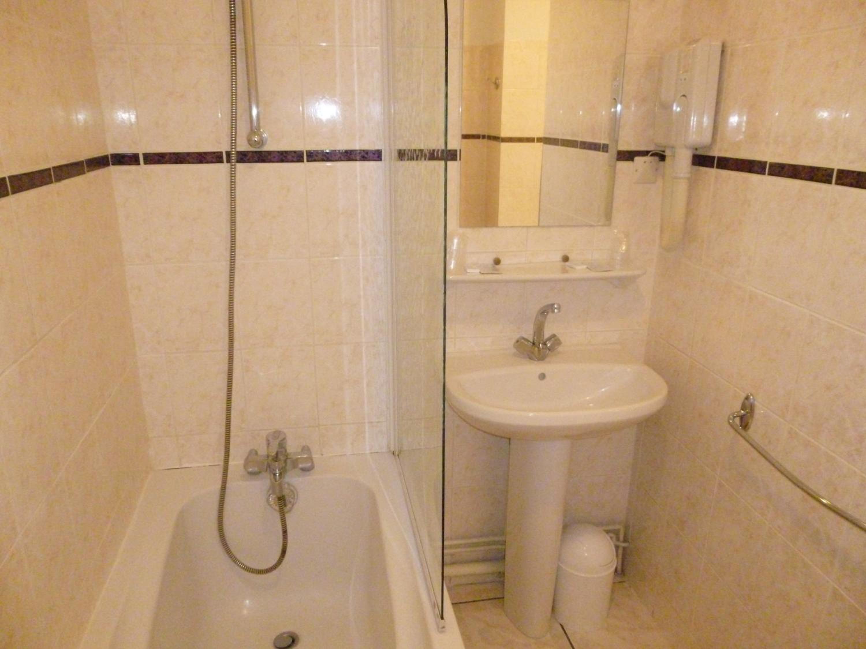 Double Room - Photo 9