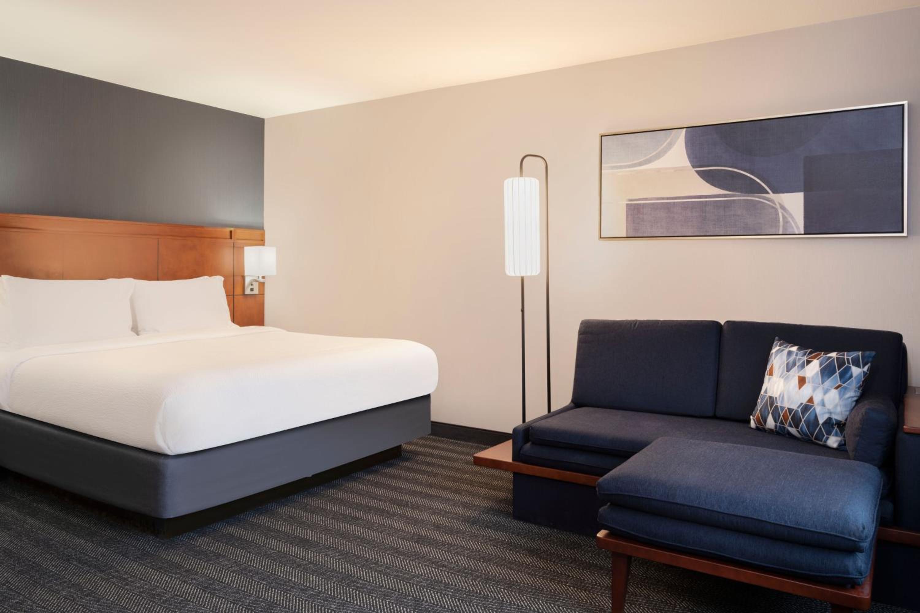 King Room with Roll-In Shower - Mobility Access/Hearing Accessible