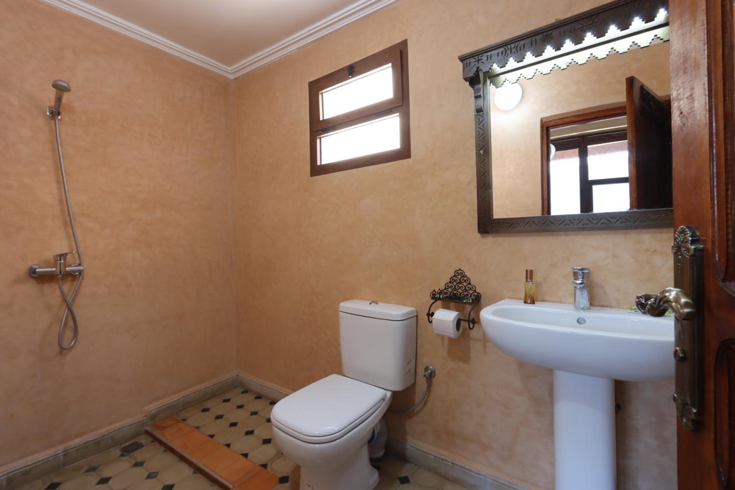 Double or Twin Room with Balcony - Photo 27