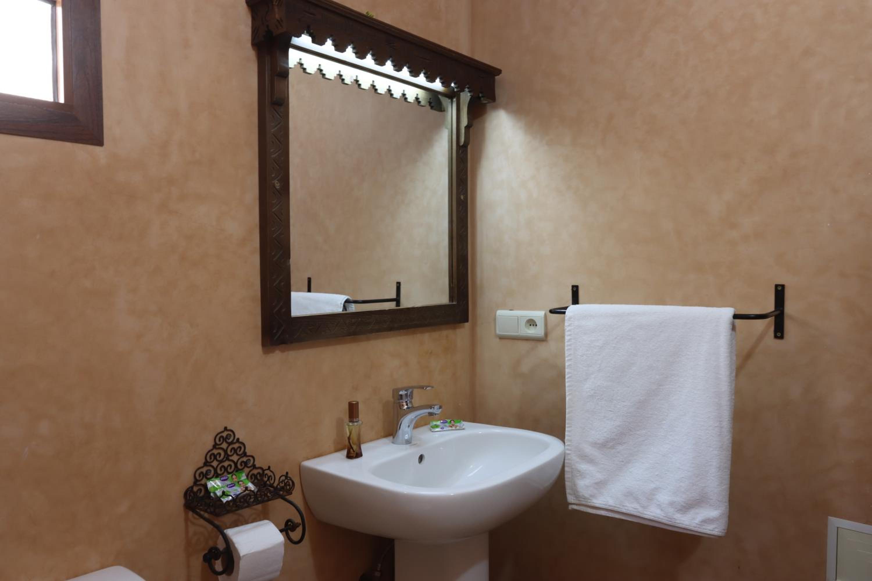 Double or Twin Room with Balcony - Photo 8