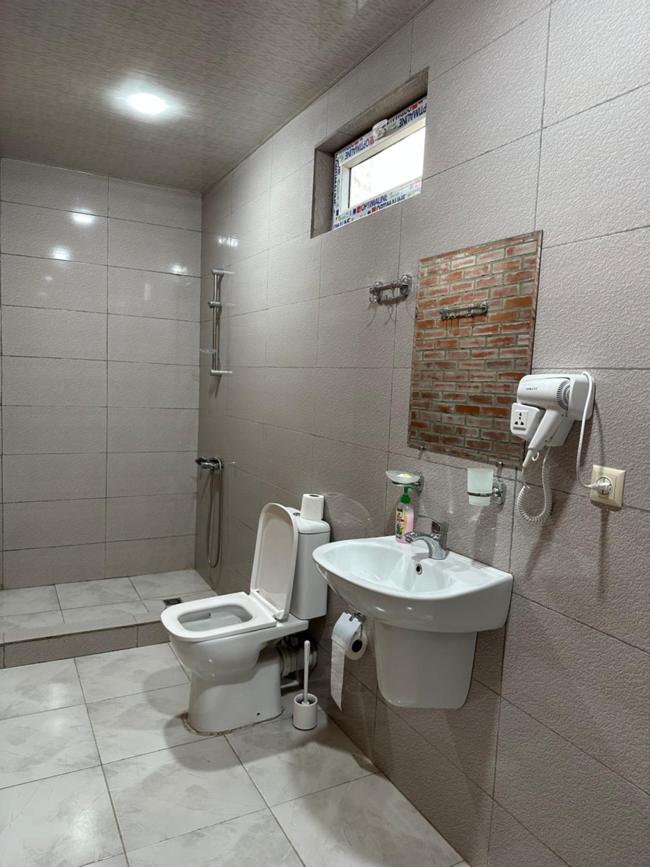 Triple Room with Private Bathroom - Photo 2
