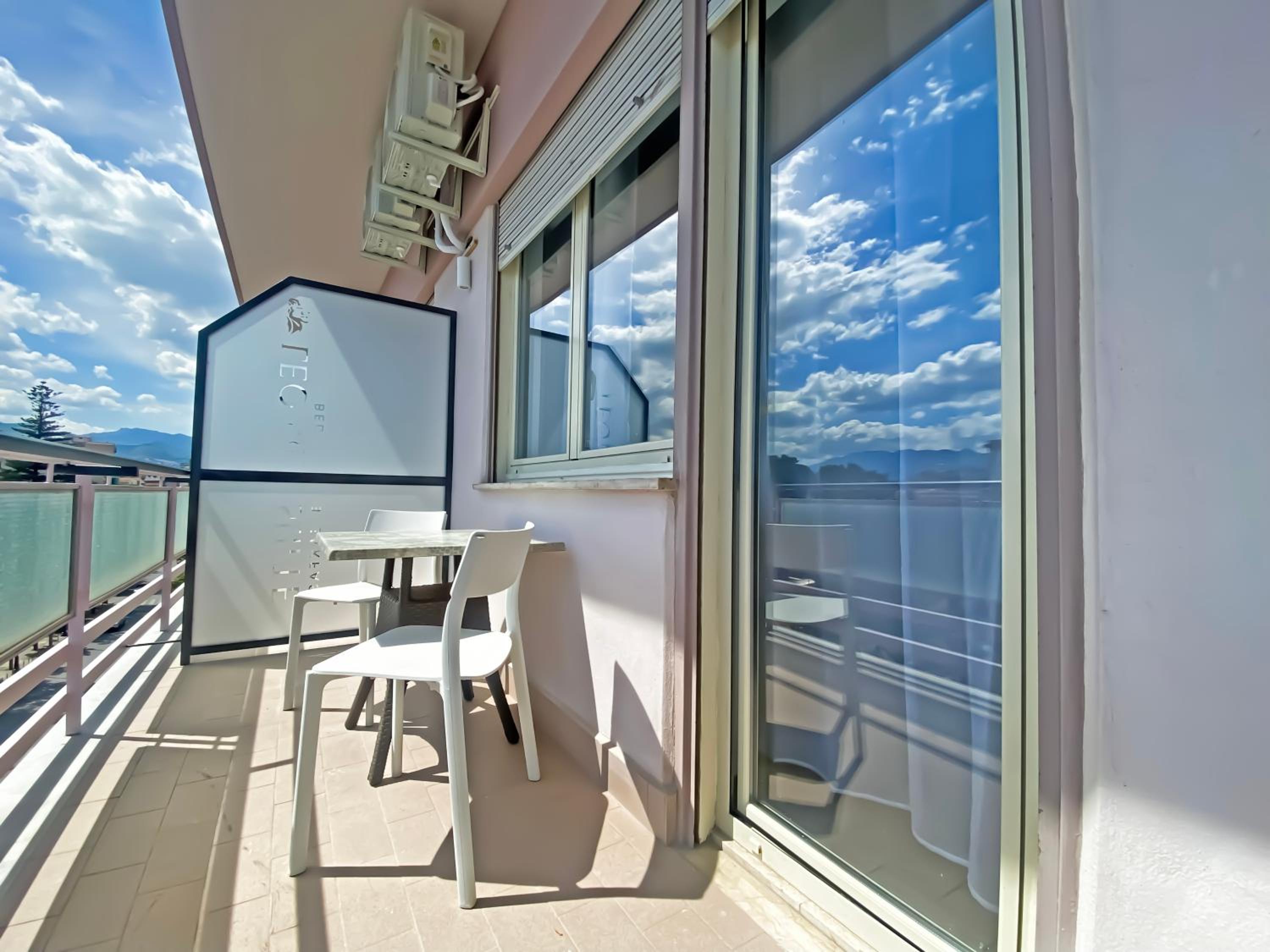 Deluxe Double Room with Balcony and Sea View - Photo 5