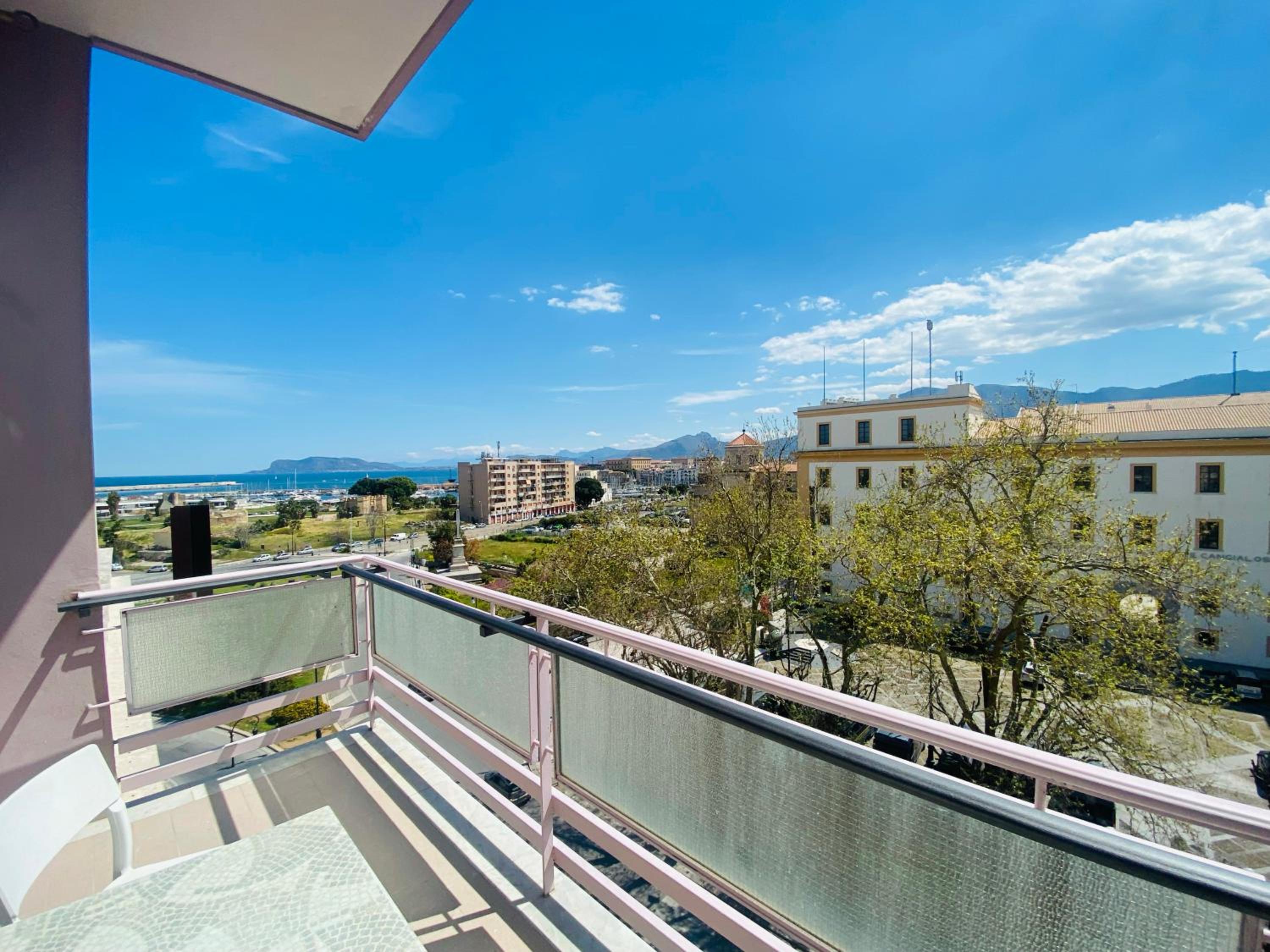 Deluxe Double Room with Balcony and Sea View - Photo 7