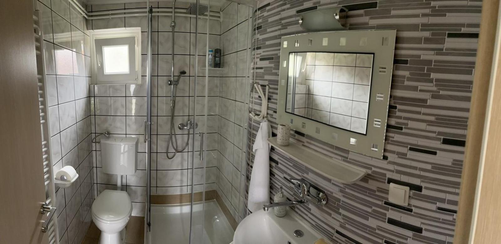 One-Bedroom Apartment - Photo 6