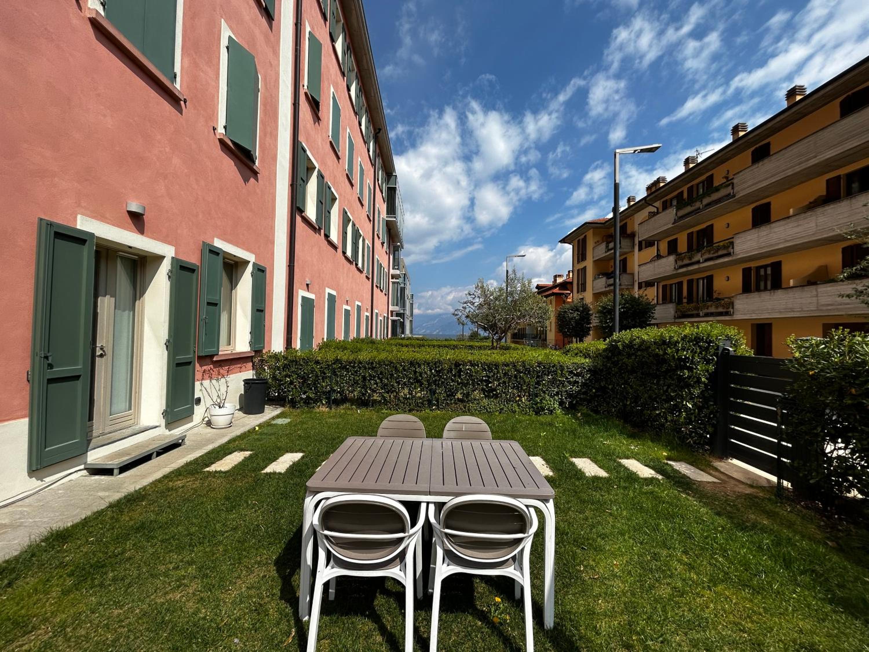 Suite - Photo 1