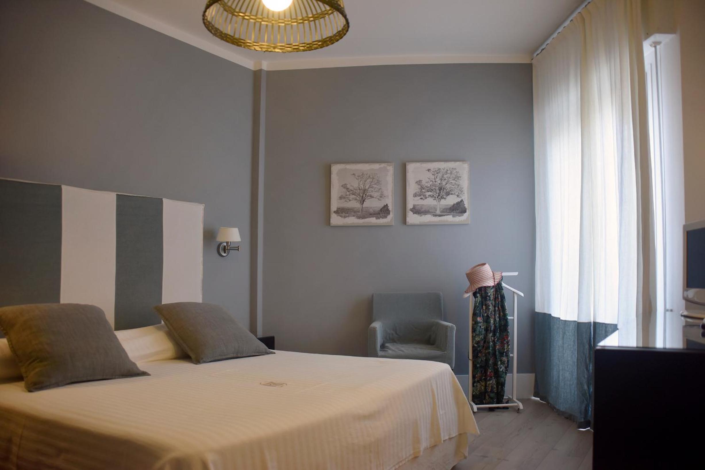 Comfort Double Room with Balcony and Side Sea View - Photo 5