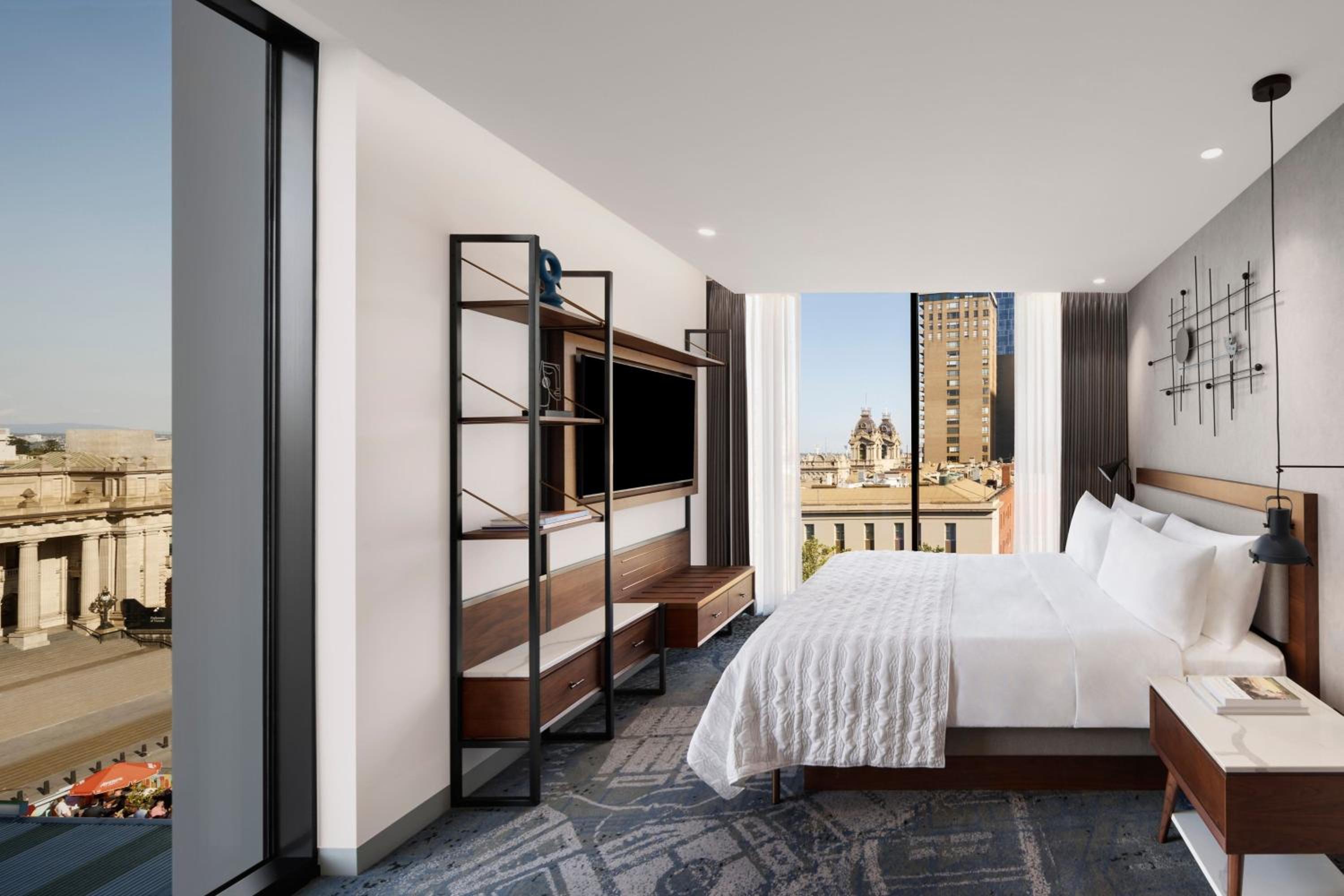 One-Bedroom Large Suite with Parliament View thumbnail 6
