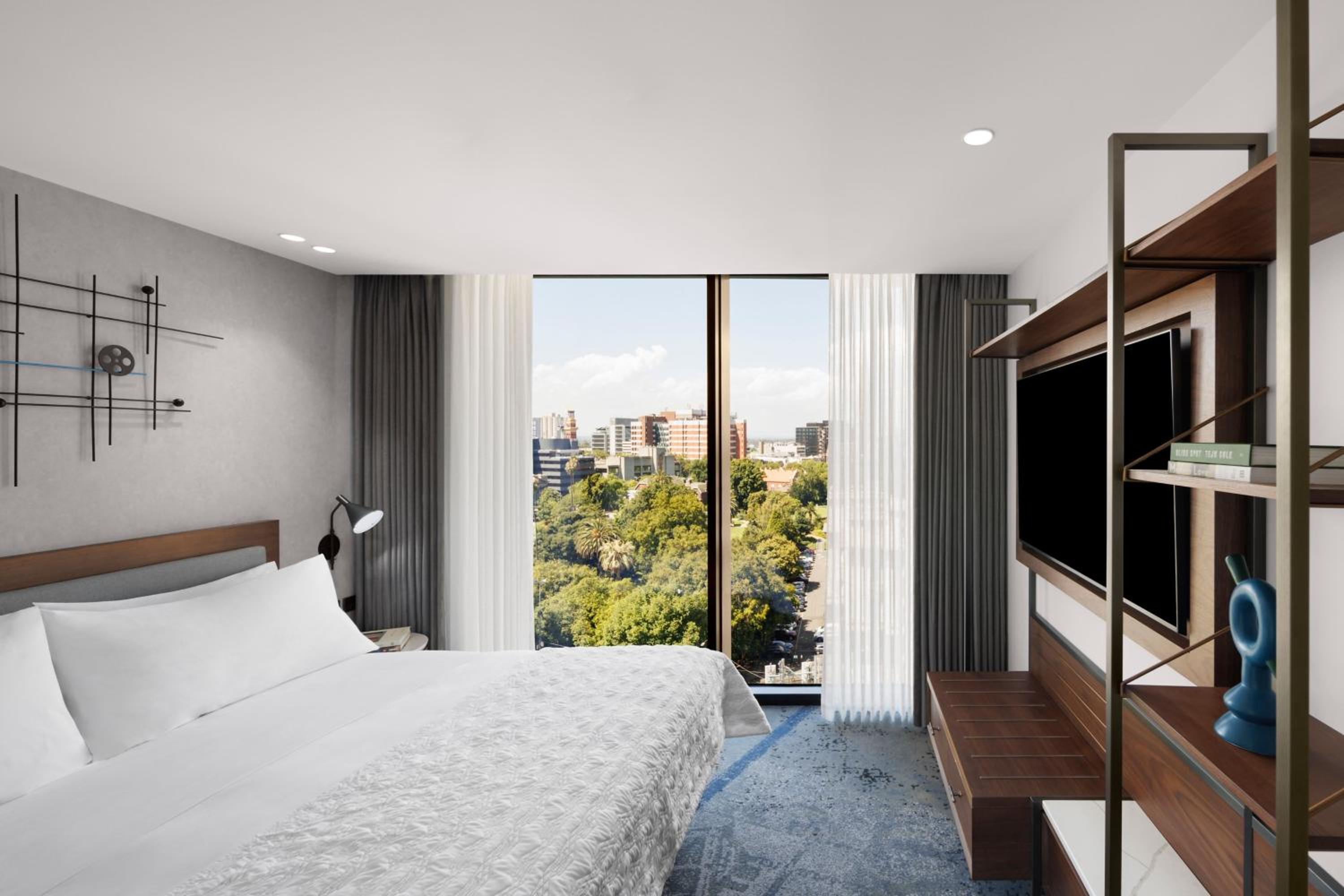 Two-Bedroom Suite with Parliament and City View - Photo 8