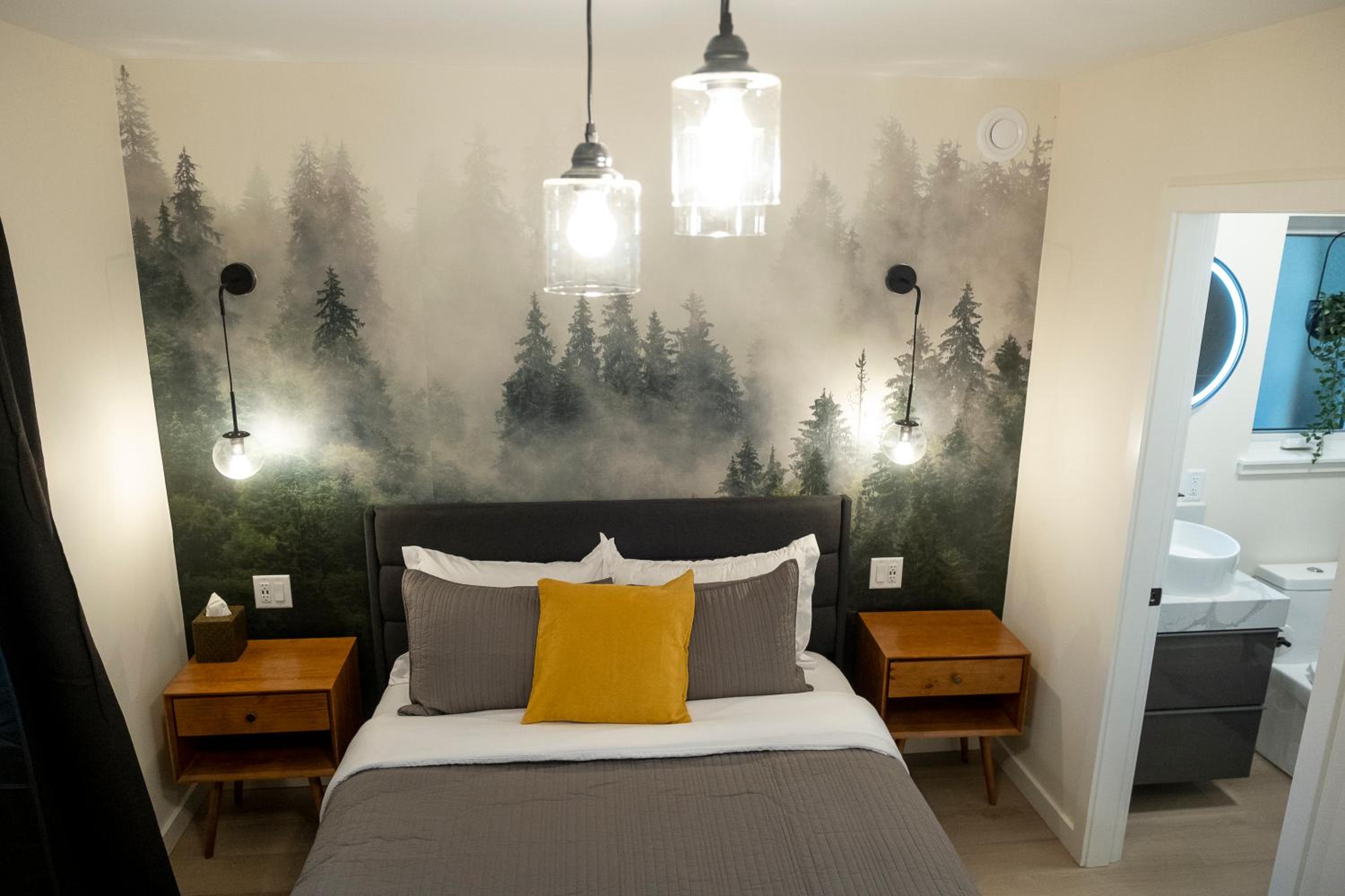 Deluxe Queen Suite