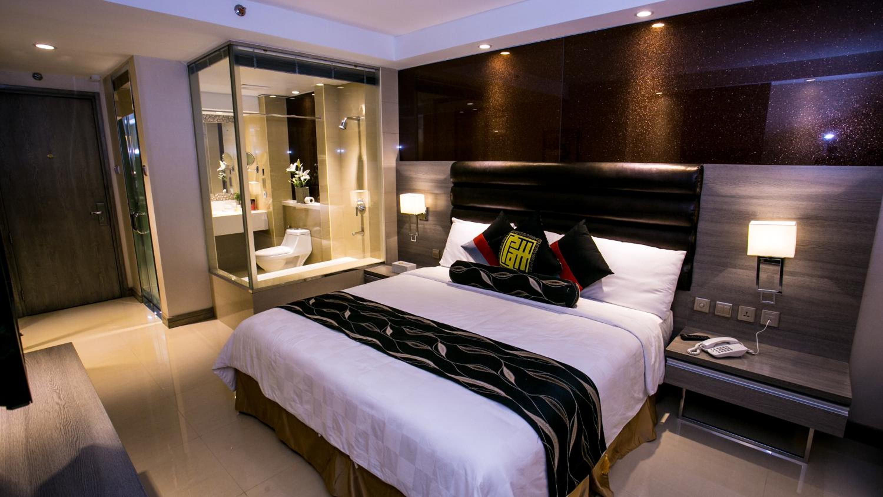 Deluxe King Room (with glass Bathroom) - Photo 4