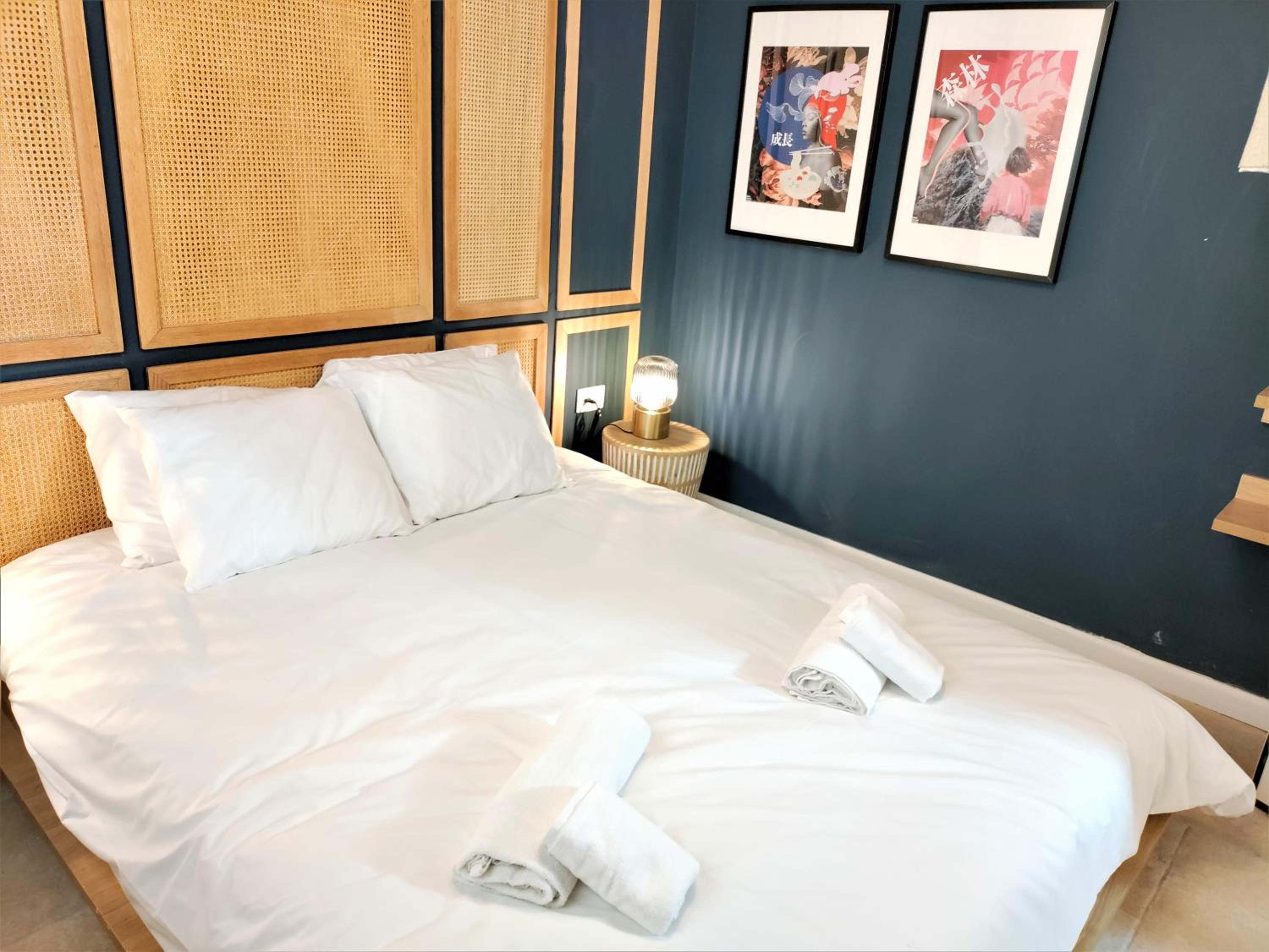 Deluxe Queen Suite