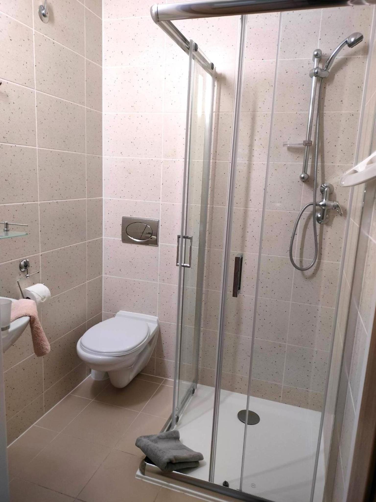 Twin Room with Bathroom - Photo 1