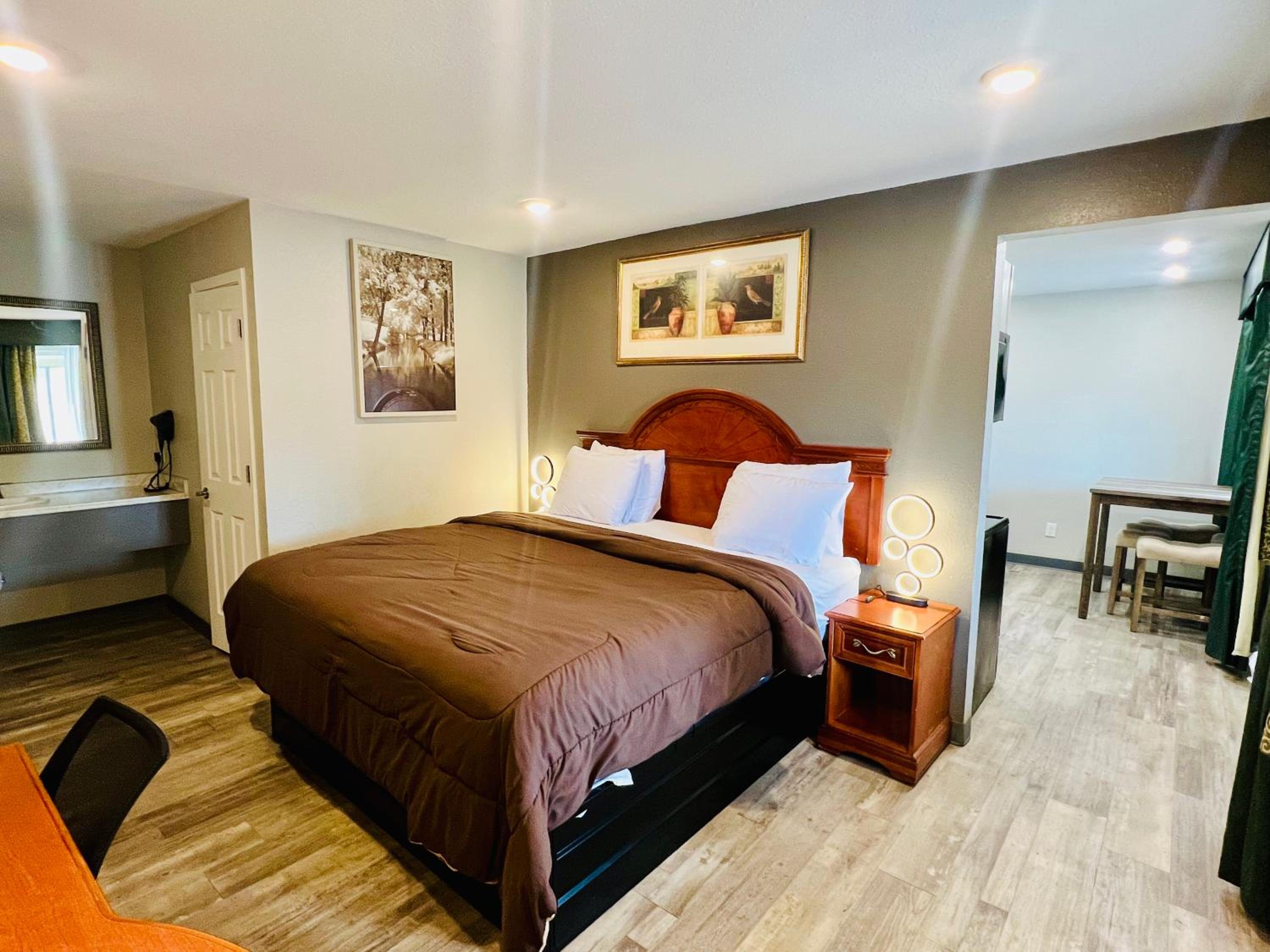 Superior King Suite - Photo 4