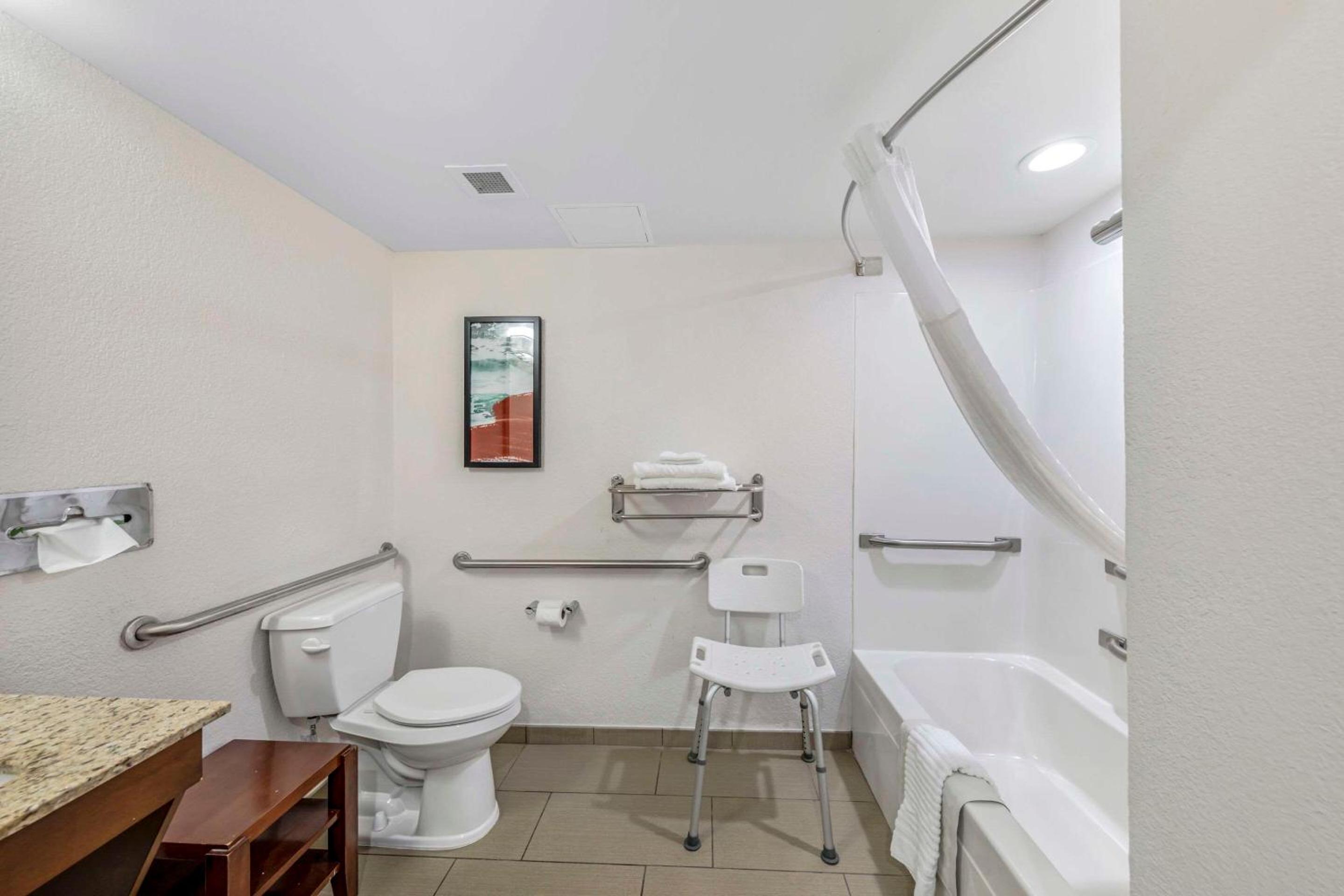 King Room with tub - Accessible/Non-Smoking - Photo 3